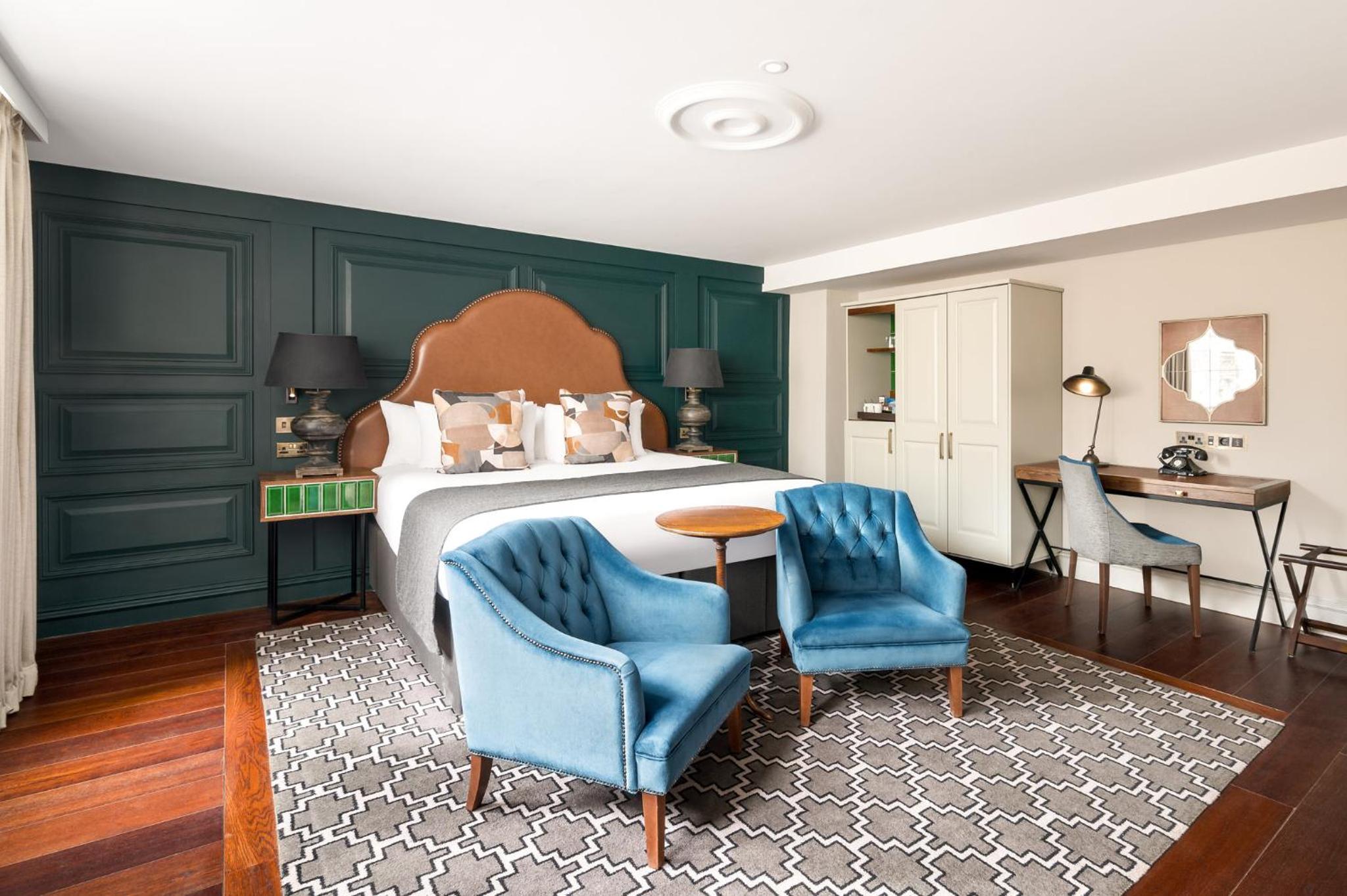Premium King Room - Photo 14
