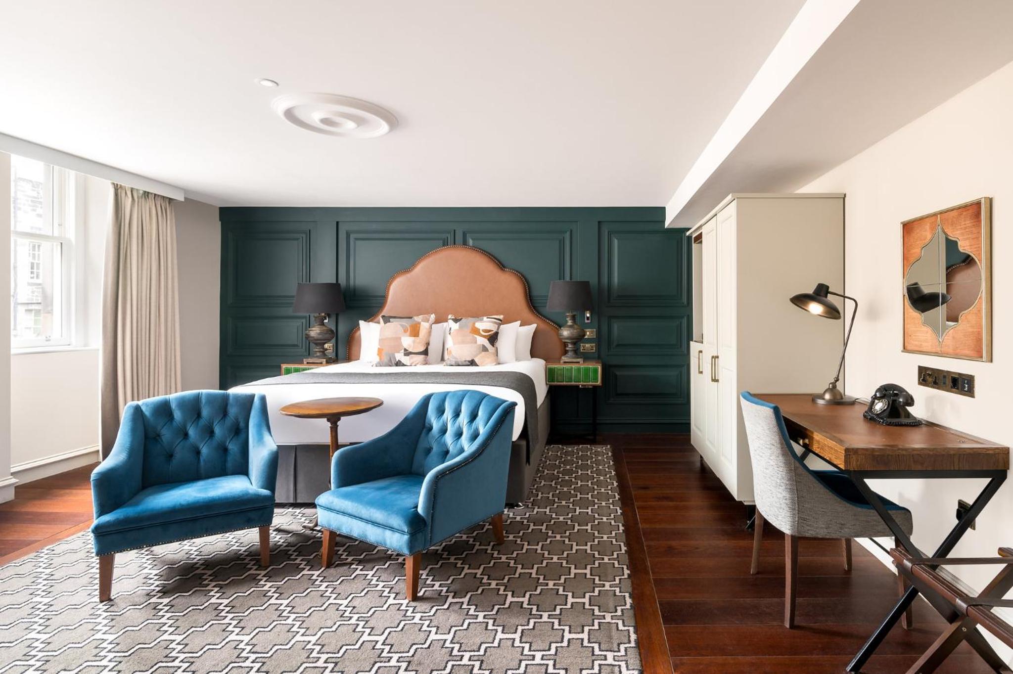 Premium King Room - Photo 13