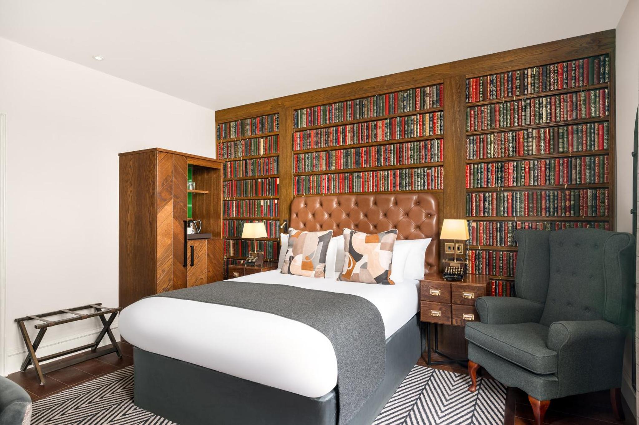 Standard Queen Room - Photo 11