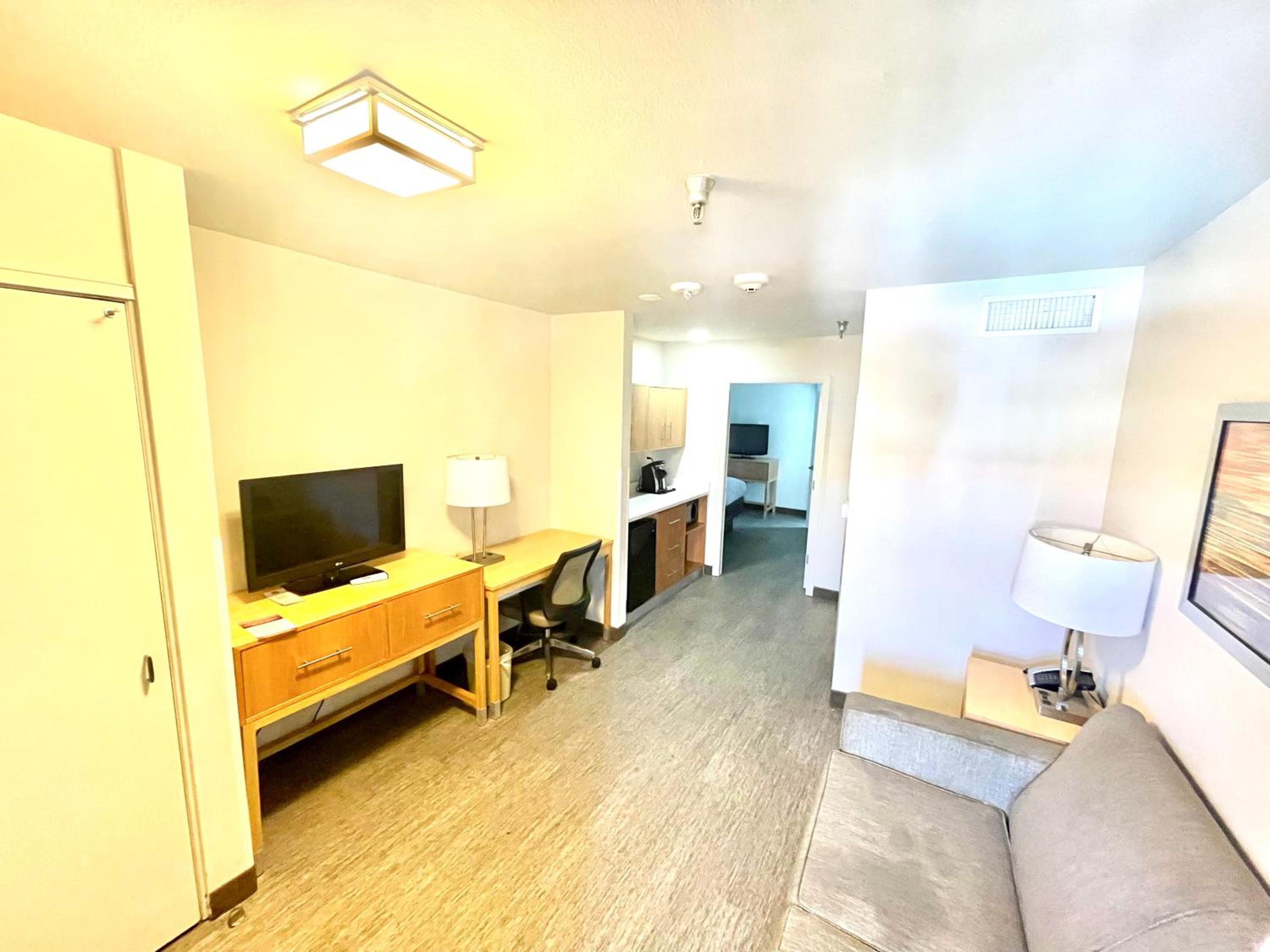 Red Roof Inn PLUS & Suites Tampa - Busch Gardens, Photo 6