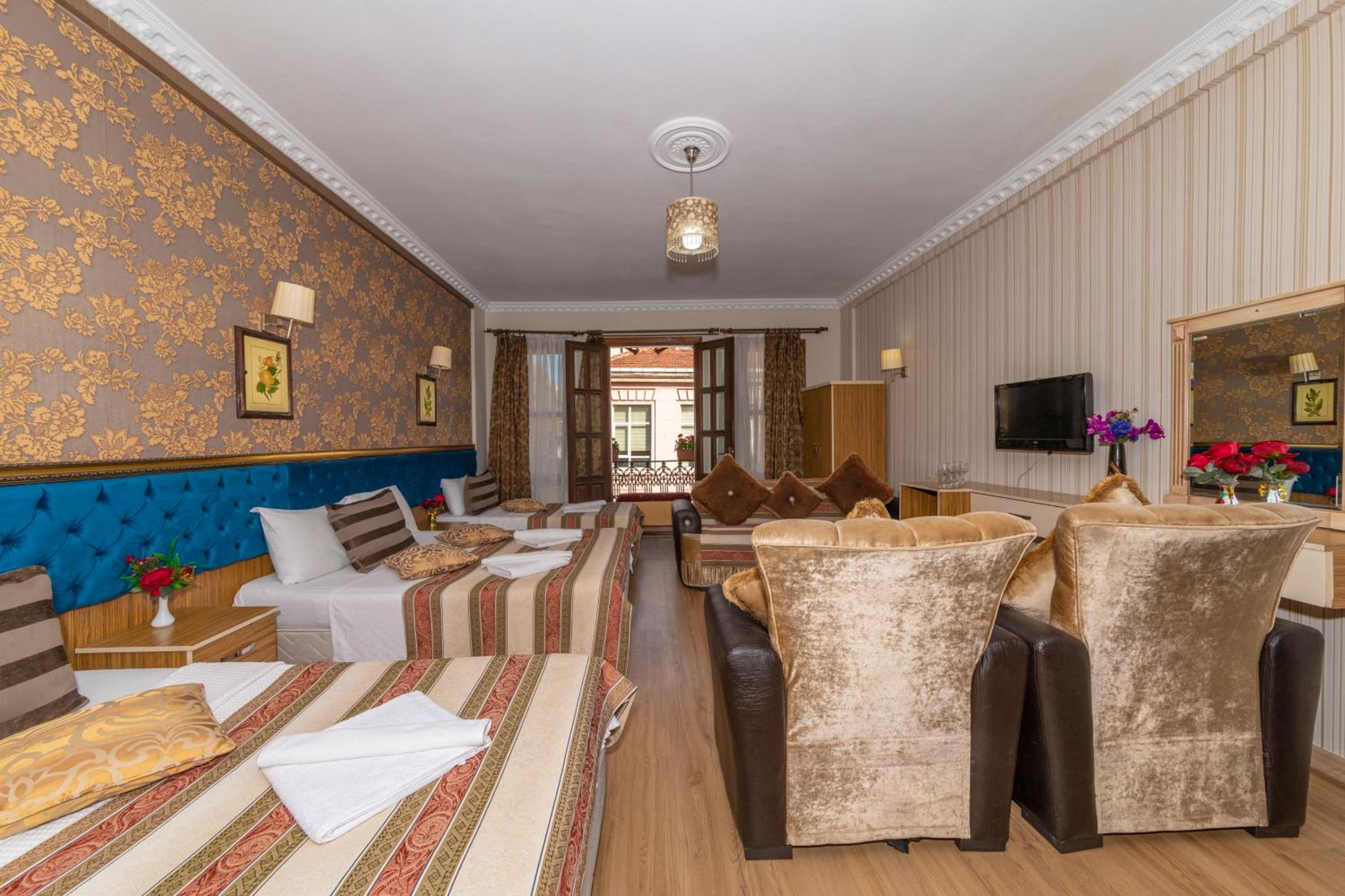 Family Room with Balcony photo 3