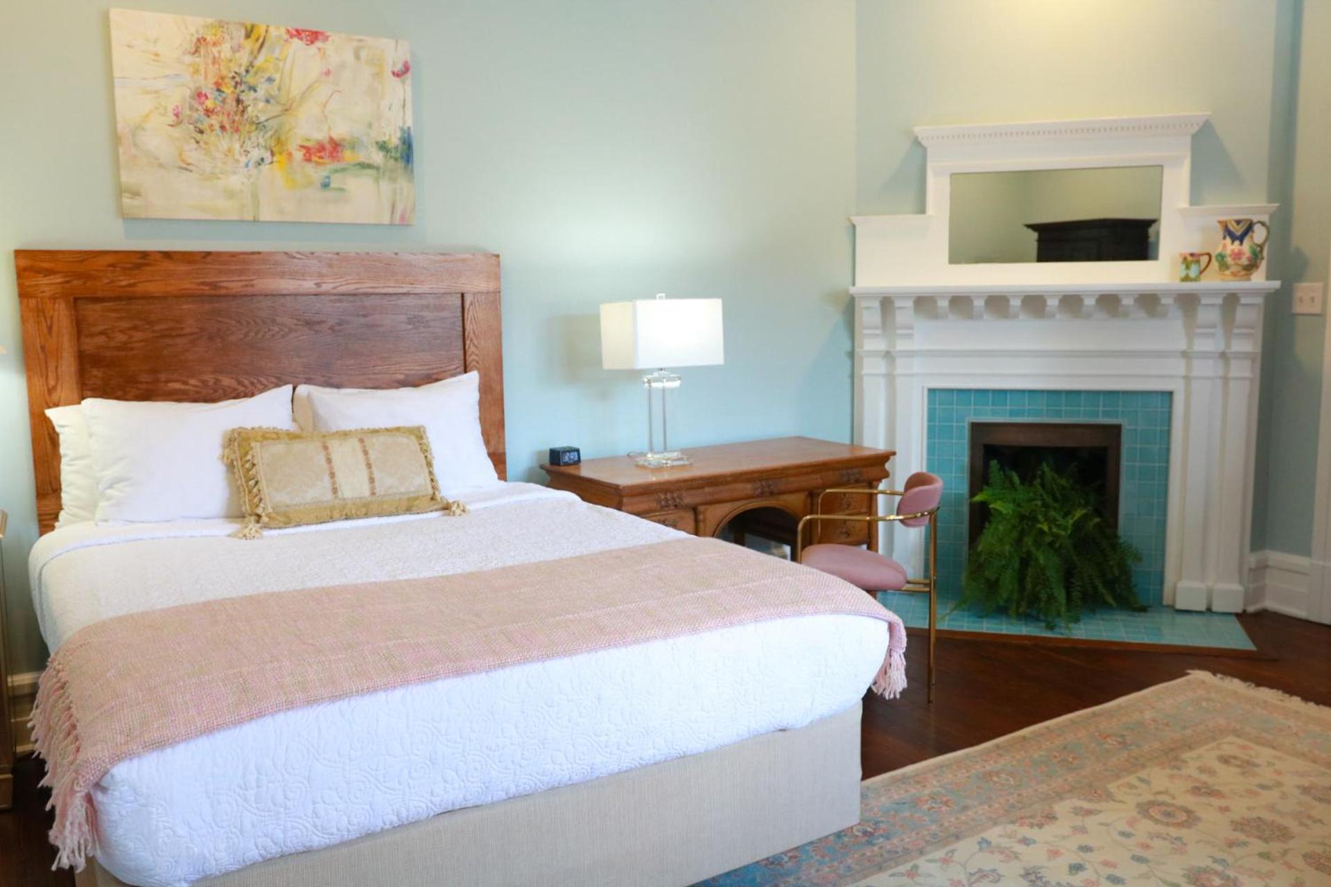 Deluxe Queen Suite - Photo 1