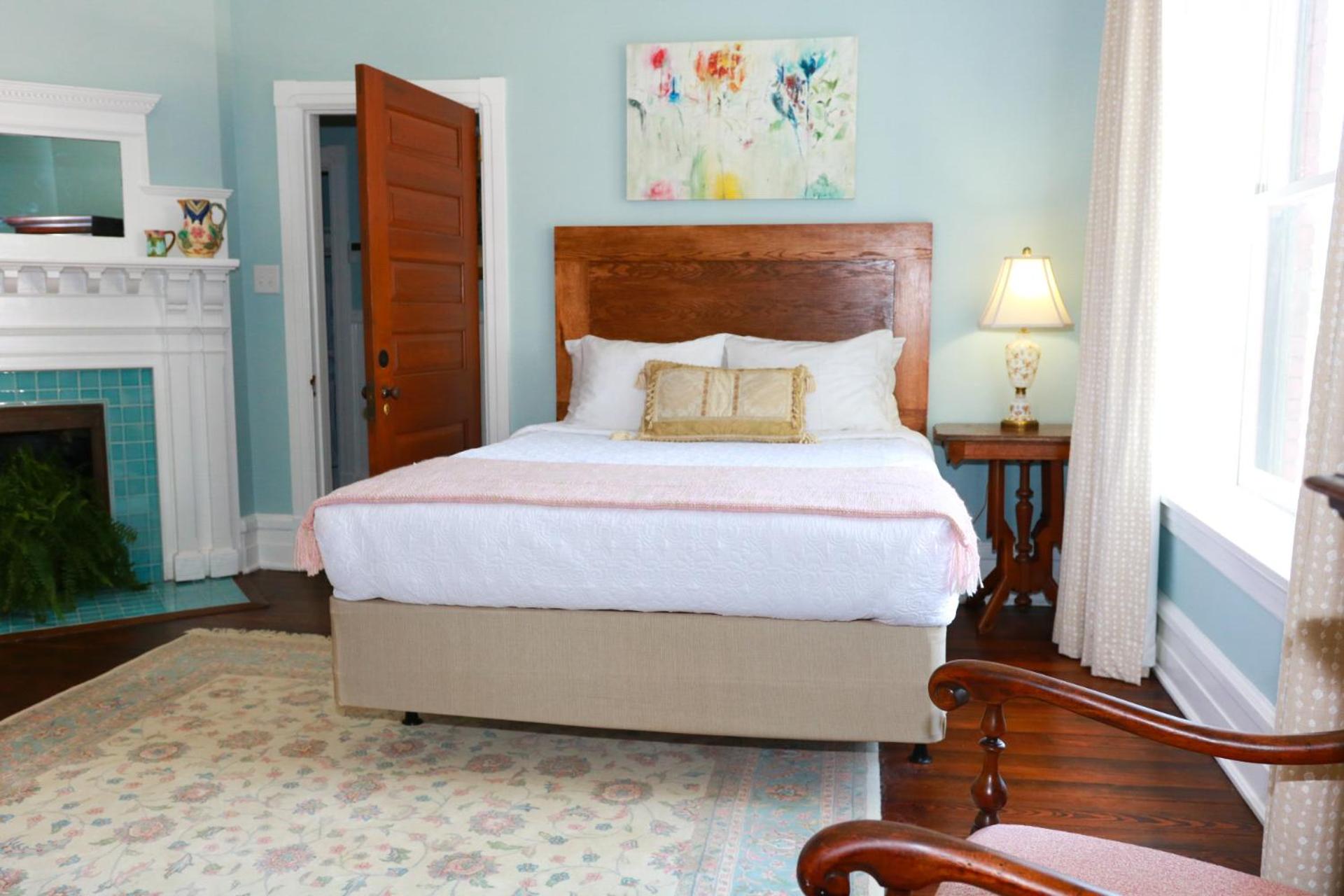 Deluxe Queen Suite - Photo 2
