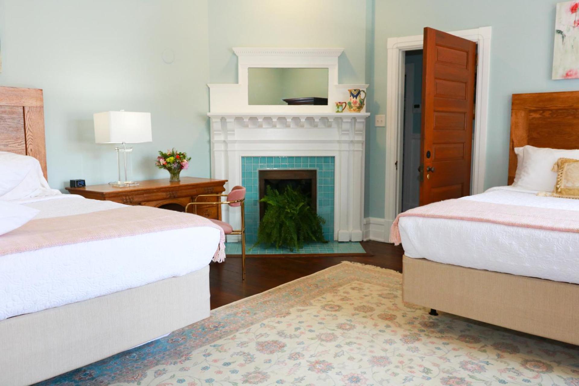 Deluxe Queen Suite - Photo 3