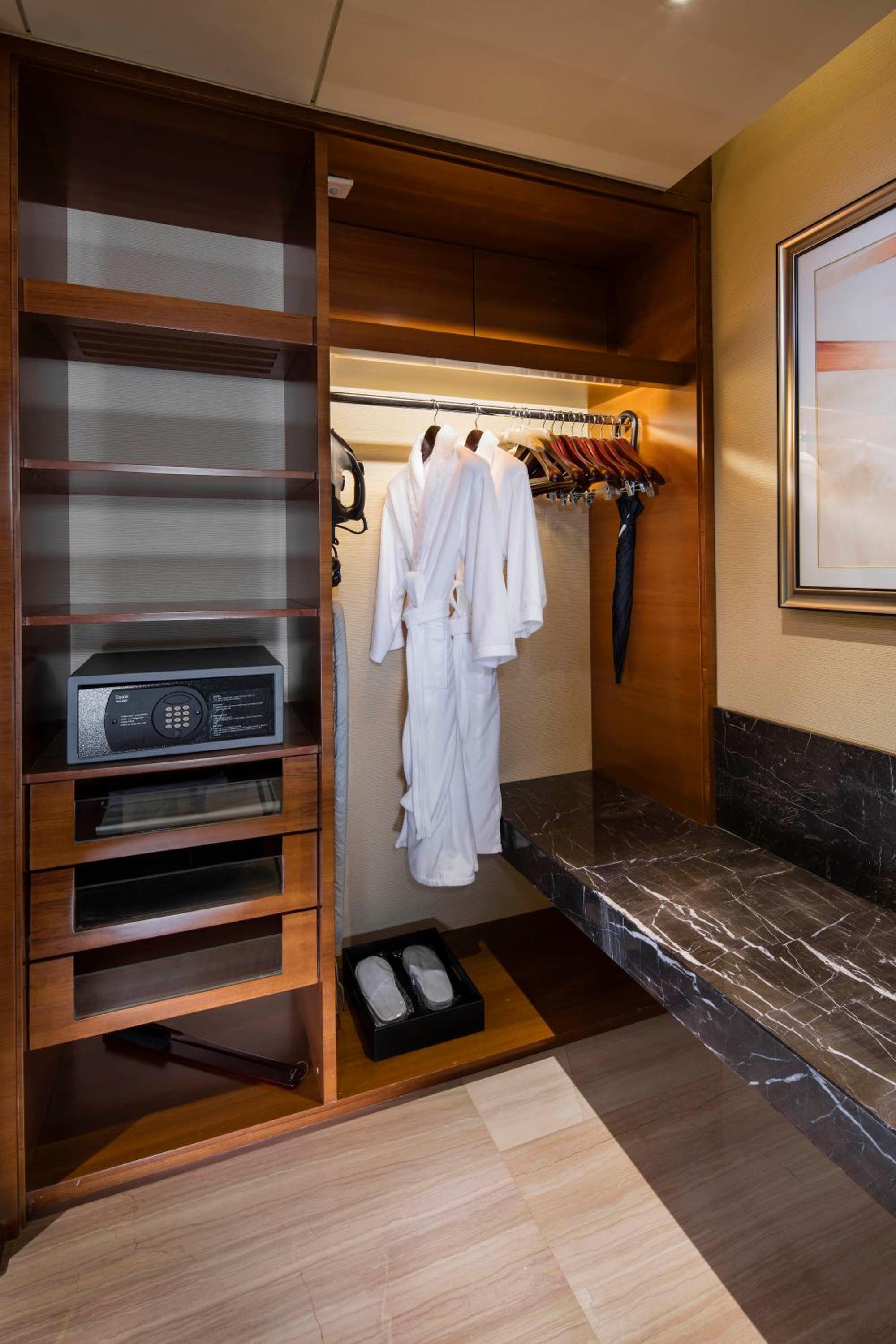 Deluxe Plus Executive King Room photo 3