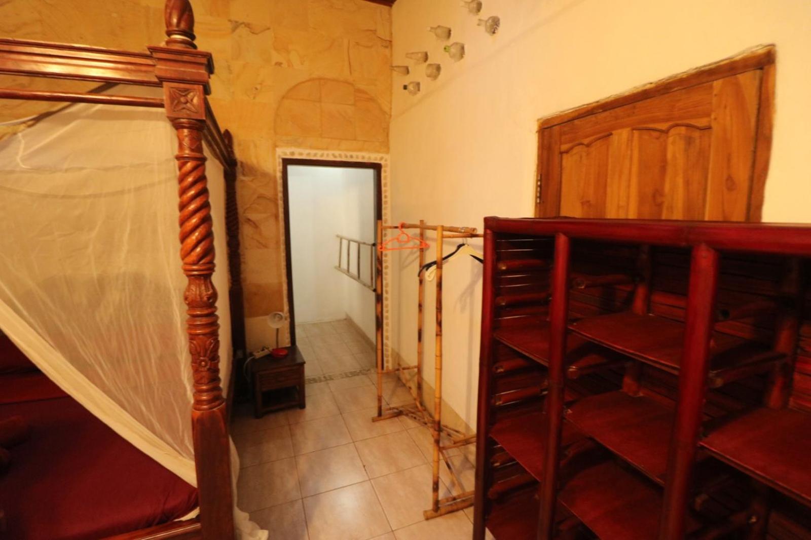 Double Room with Fan and Air Conditioning - Photo 25