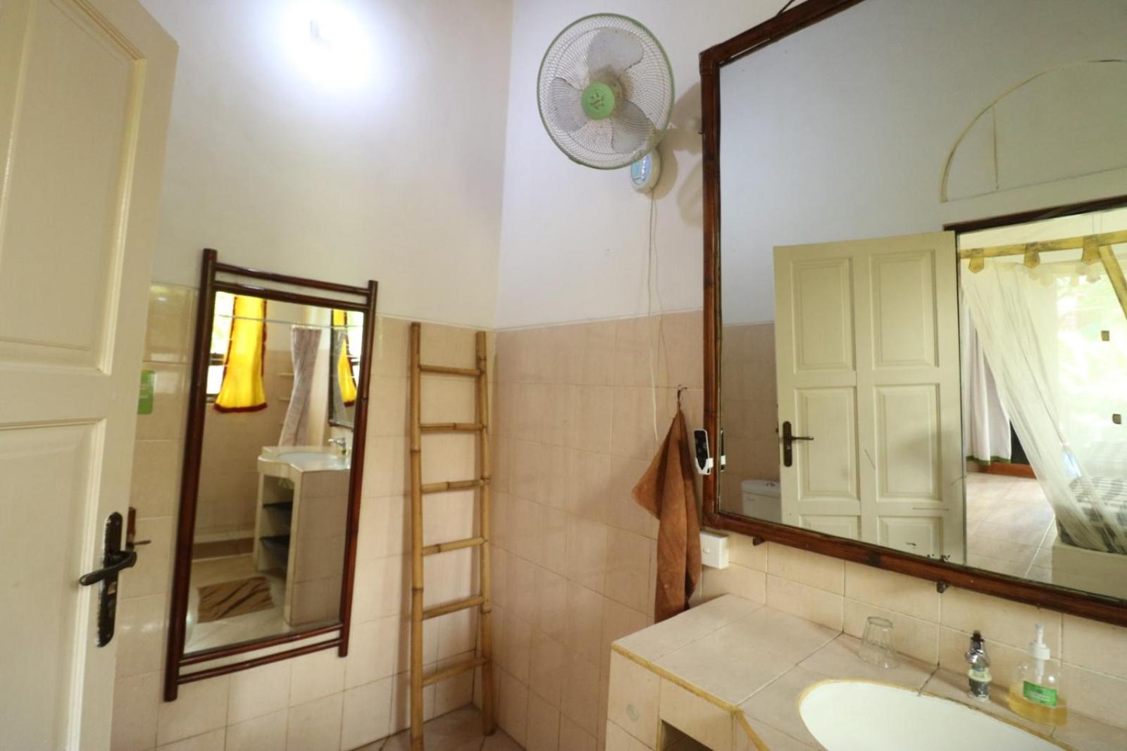 Double Room with Fan and Air Conditioning - Photo 9