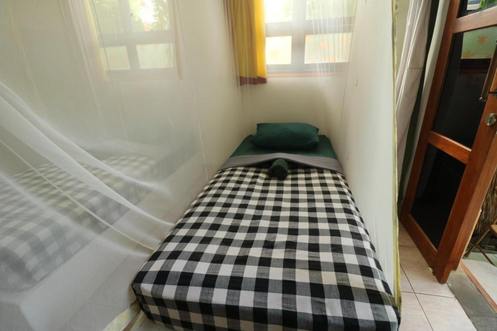 Double Room with Fan and Air Conditioning - Photo 8