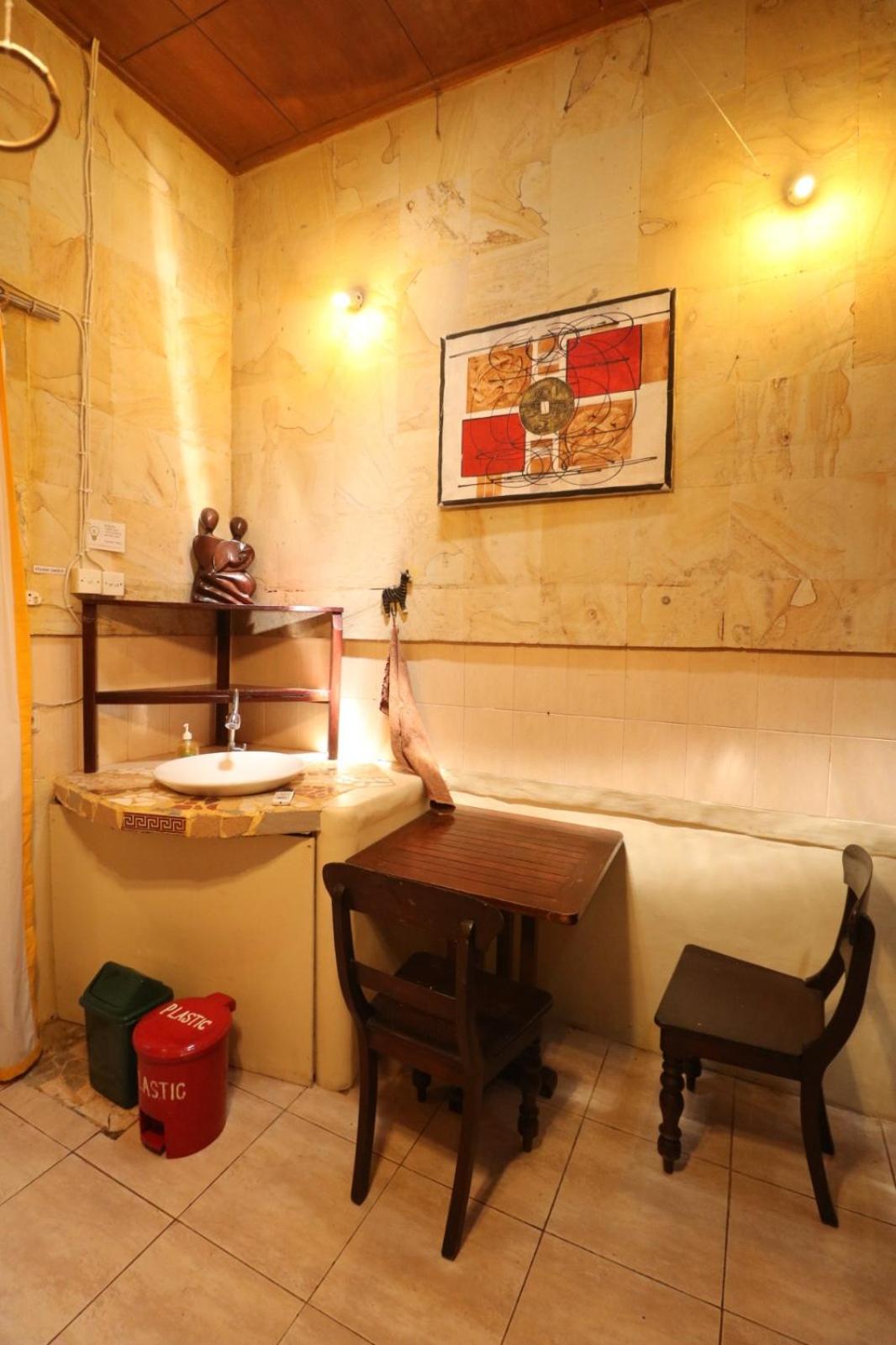 Double Room with Fan and Air Conditioning - Photo 26