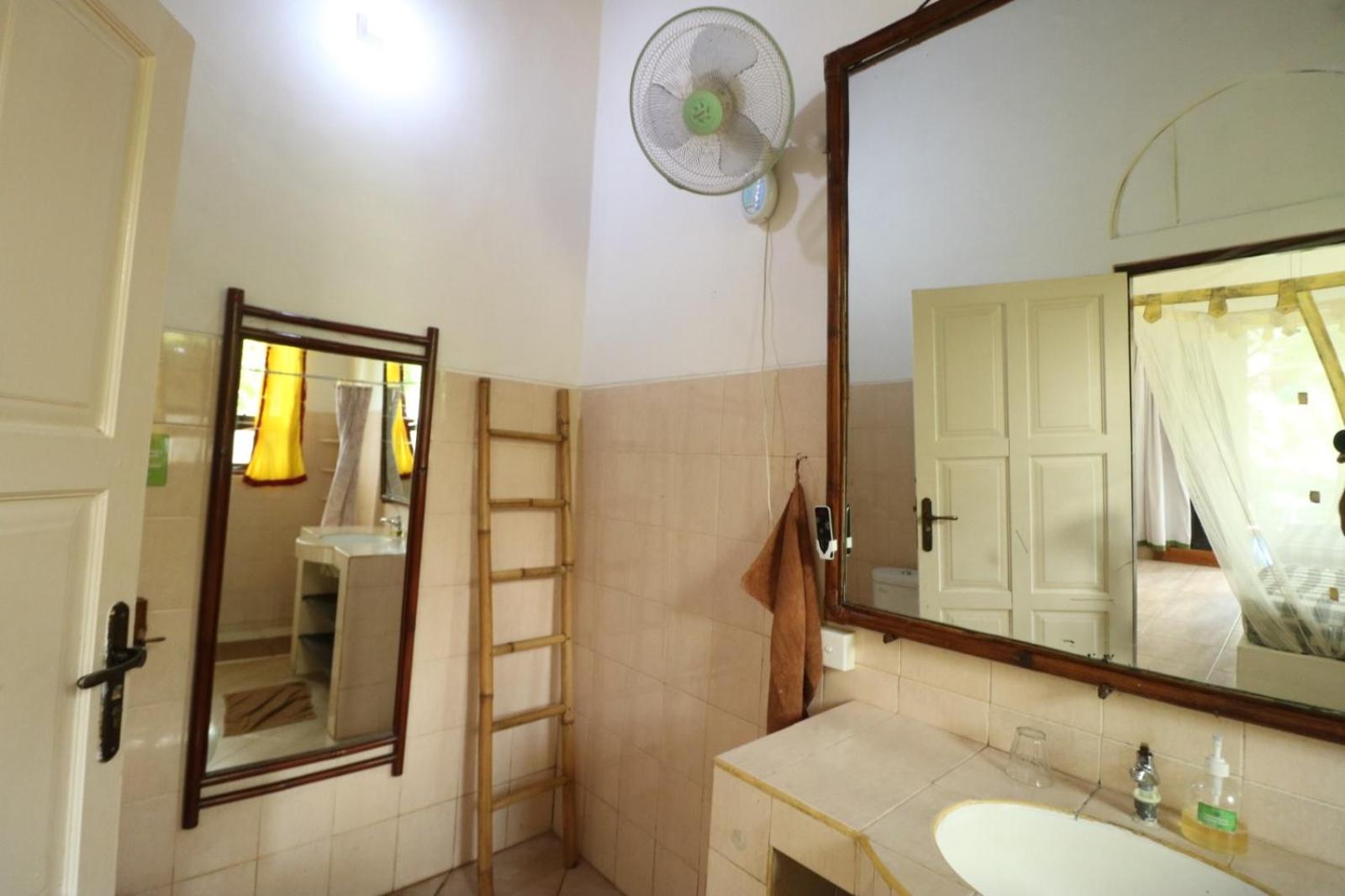 Double Room with Fan and Air Conditioning - Photo 34