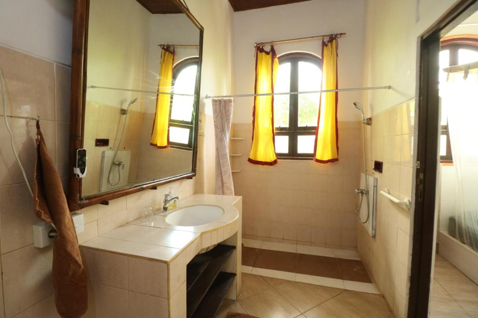 Double Room with Fan and Air Conditioning - Photo 6