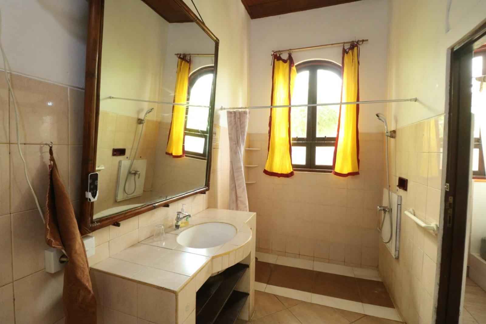 Double Room with Fan and Air Conditioning - Photo 23