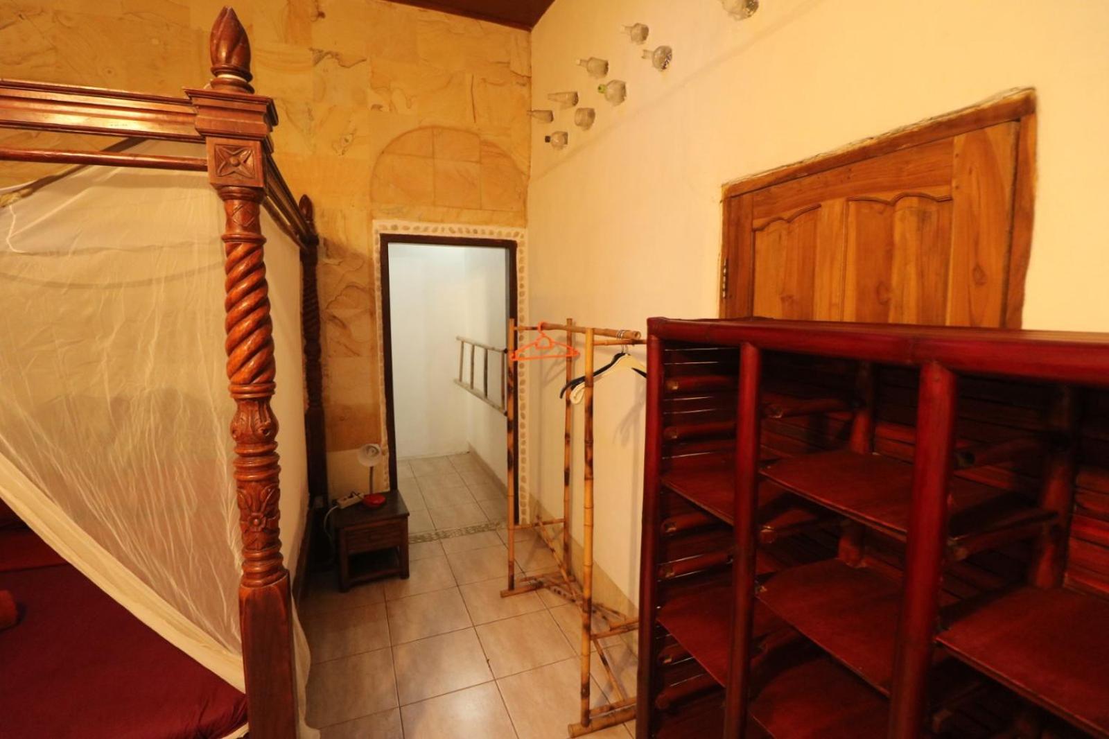 Double Room with Fan and Air Conditioning - Photo 2