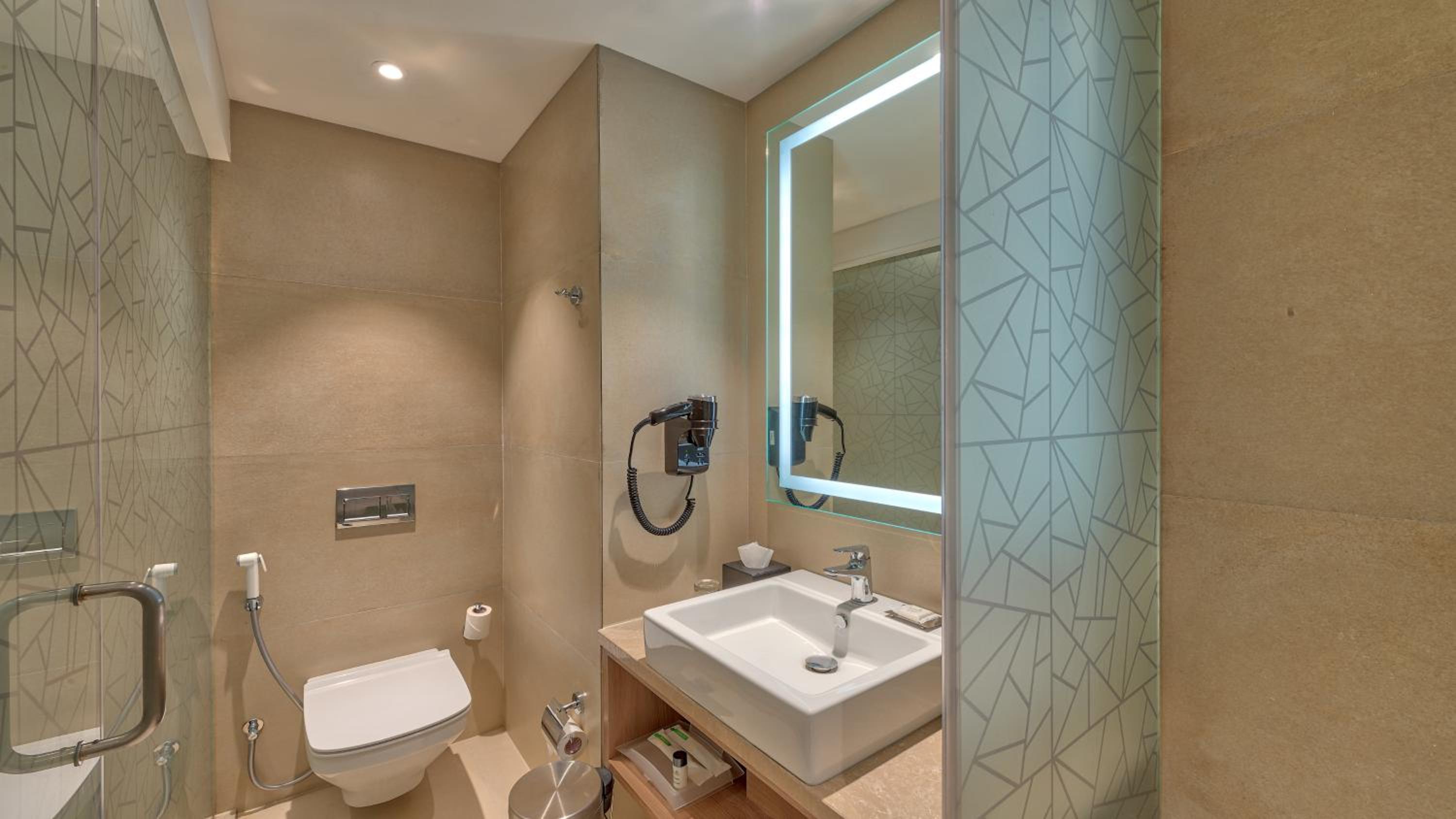 Standard King Room with City View - Photo 9