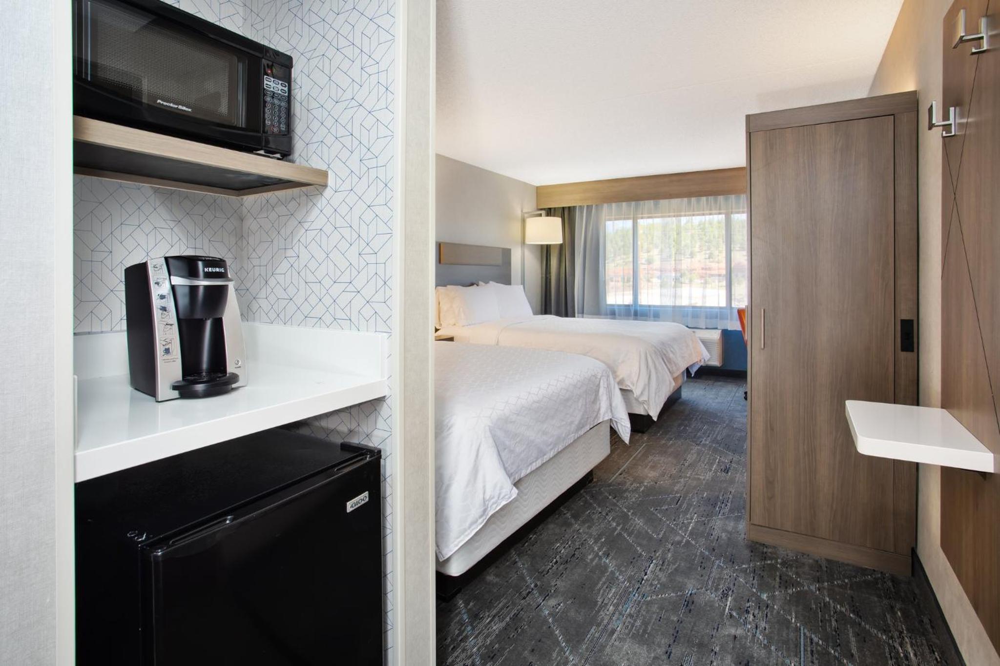 Standard Queen Room with Two Queen Beds - Photo 2
