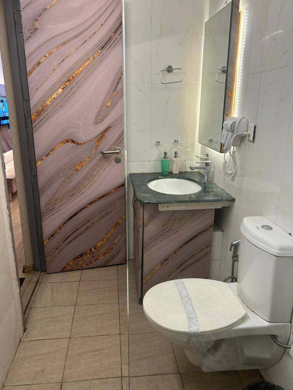 Deluxe Suite - Photo 6