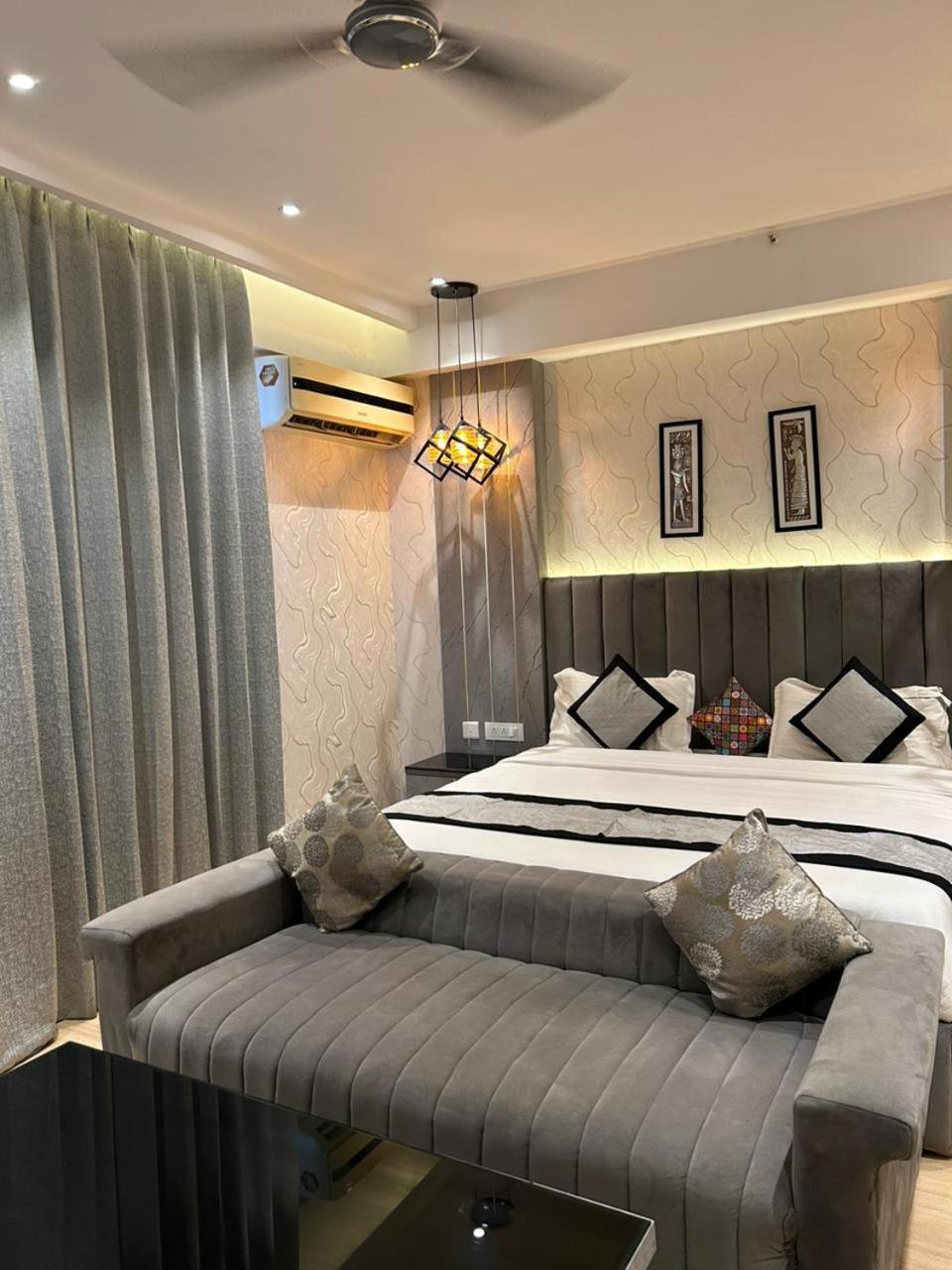 Deluxe King Suite - Photo 12