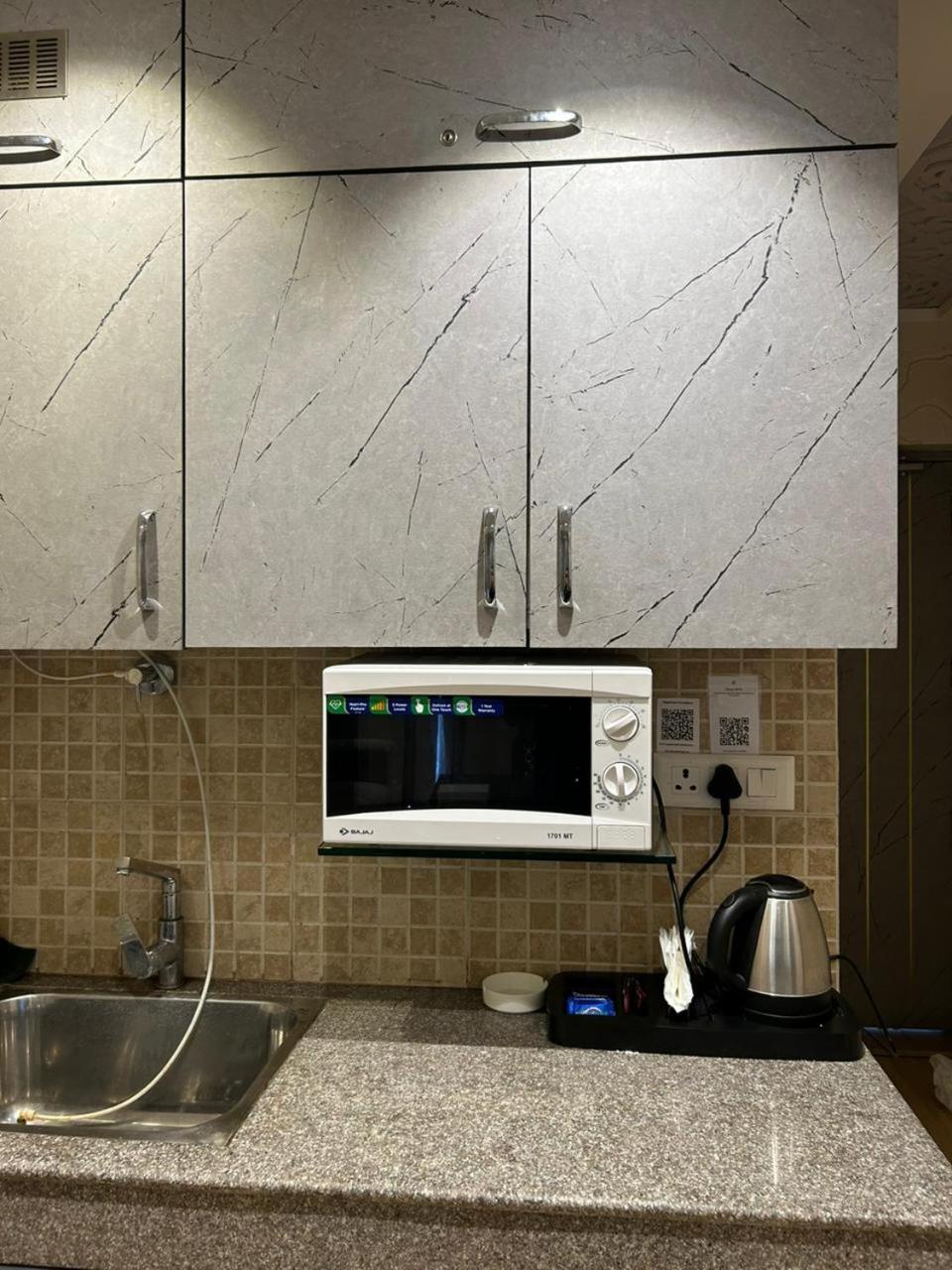 Deluxe King Suite - Photo 14