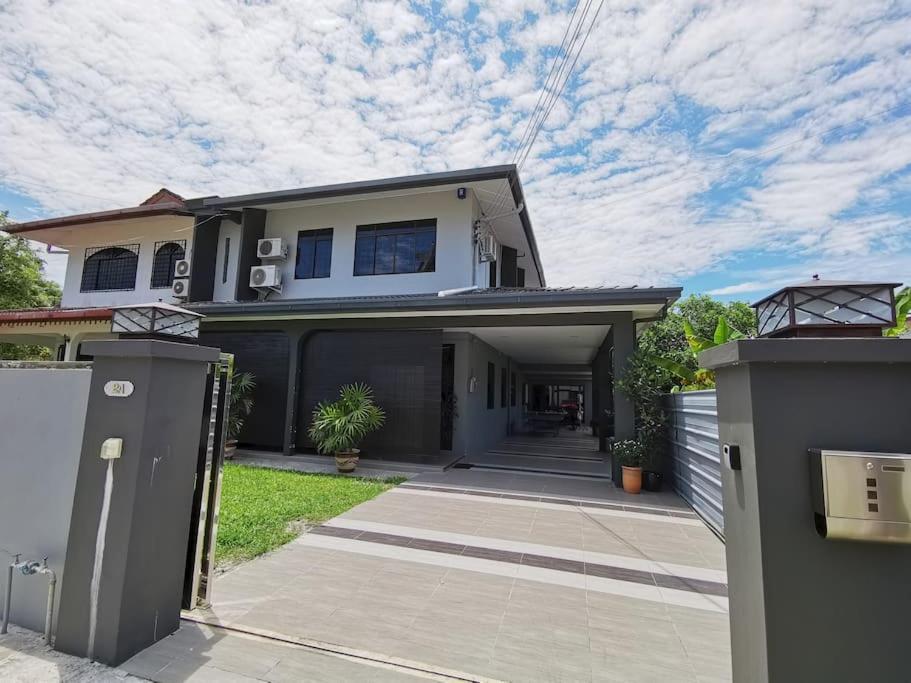 Six-Bedroom House photo 1