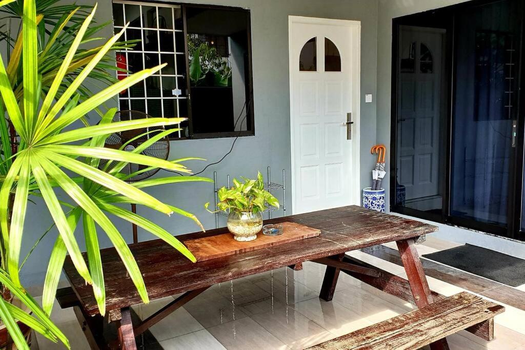 Six-Bedroom House photo 2