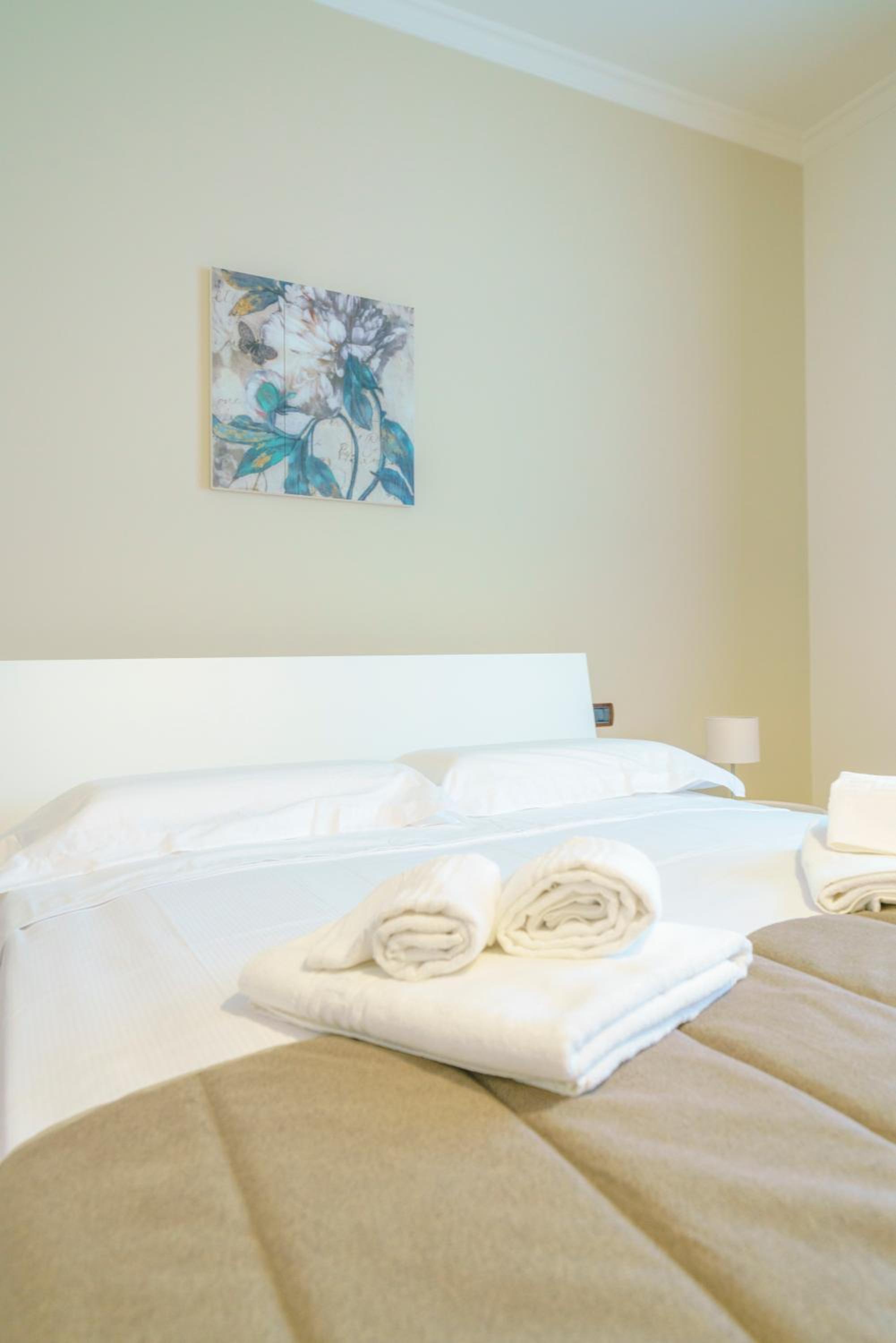 Queen Suite with Spa Bath photo 3