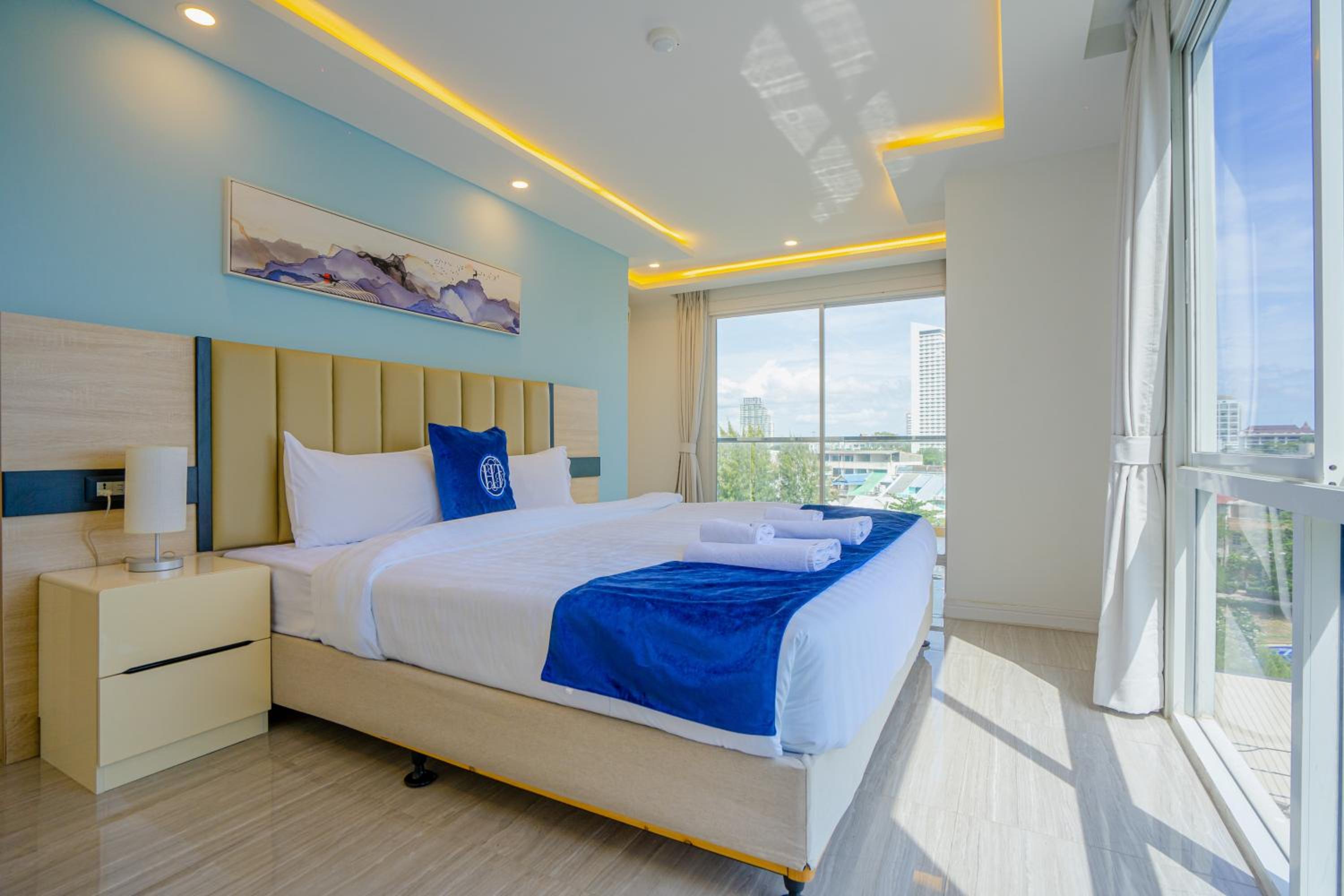 Two-Bedroom Suite with balcony  photo 1