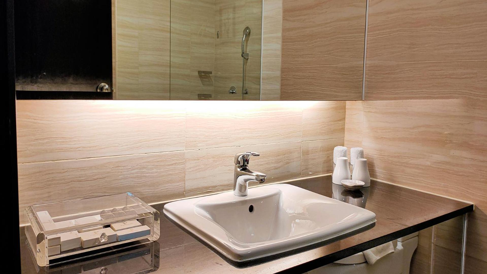 Executive Suite with Complimentary Airport Shuttle