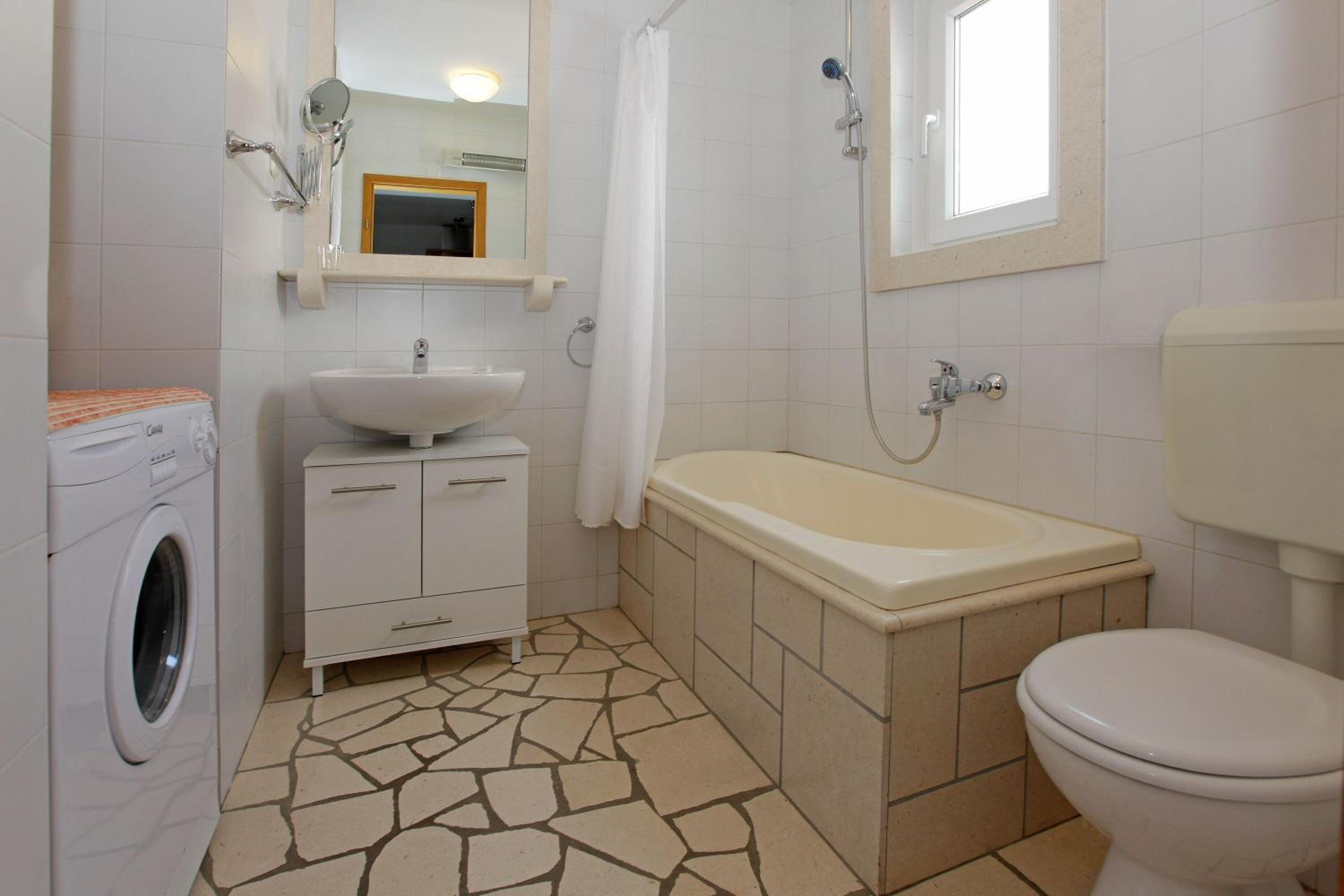 One-Bedroom Apartment with Terrace and Sea View - Photo 4