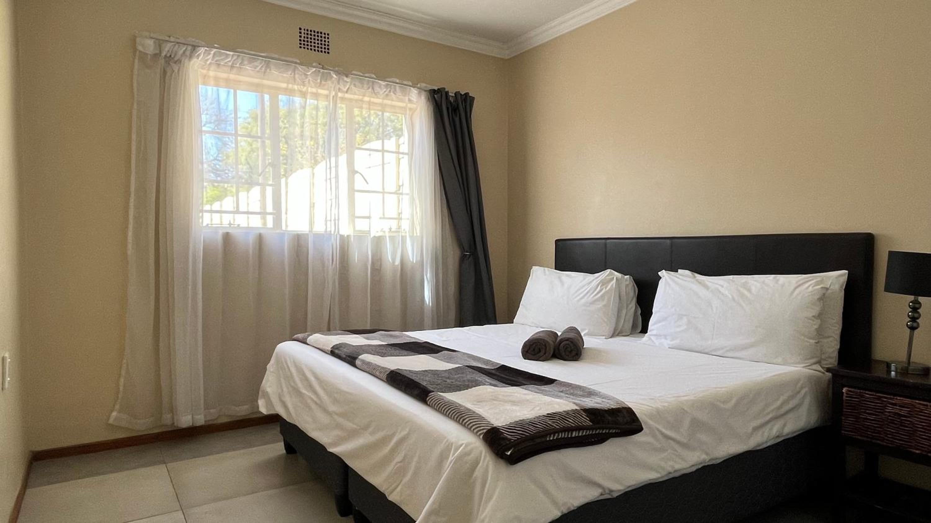 Standard Double Room - Photo 11