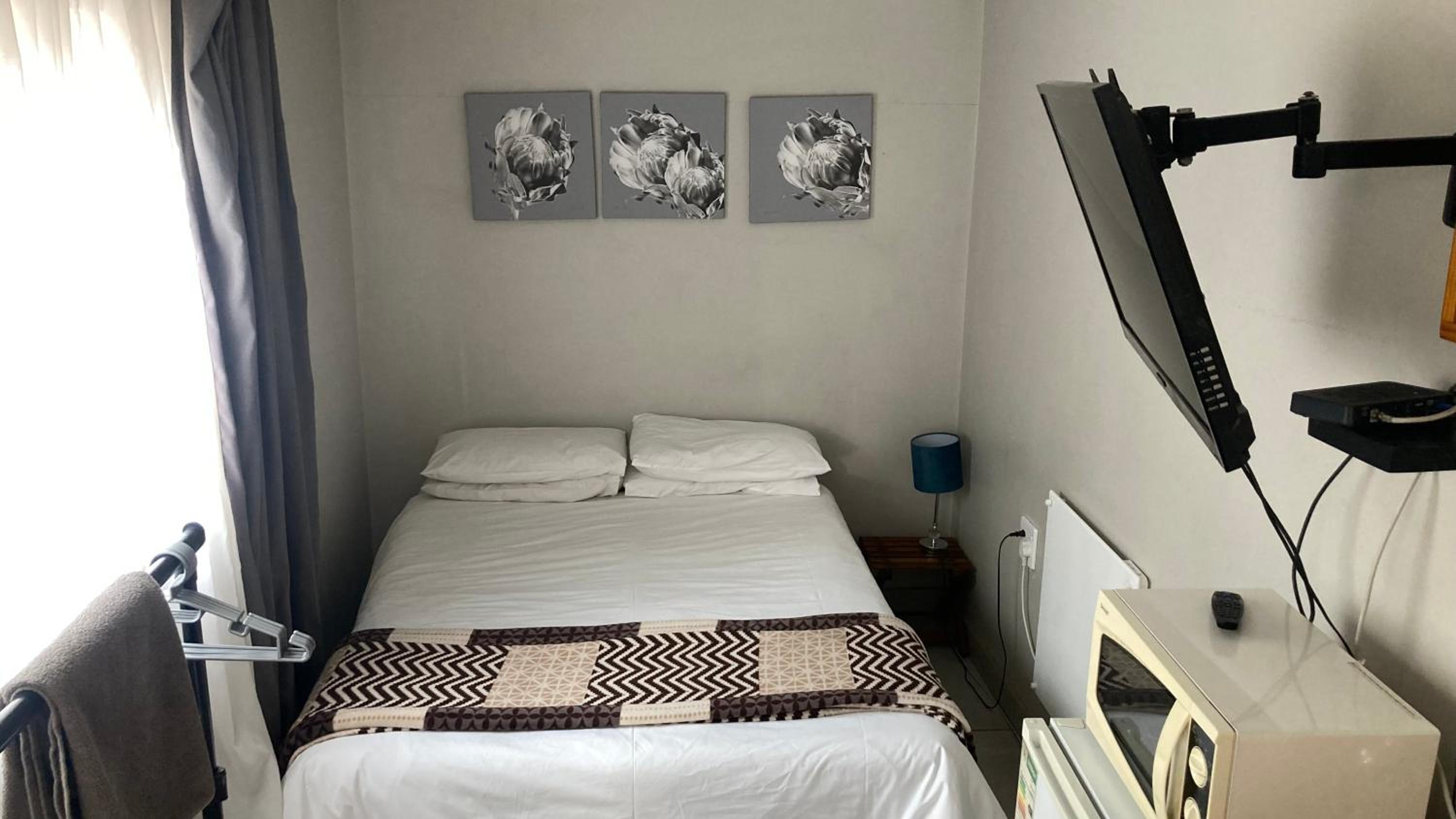 Budget Double Room - Photo 6