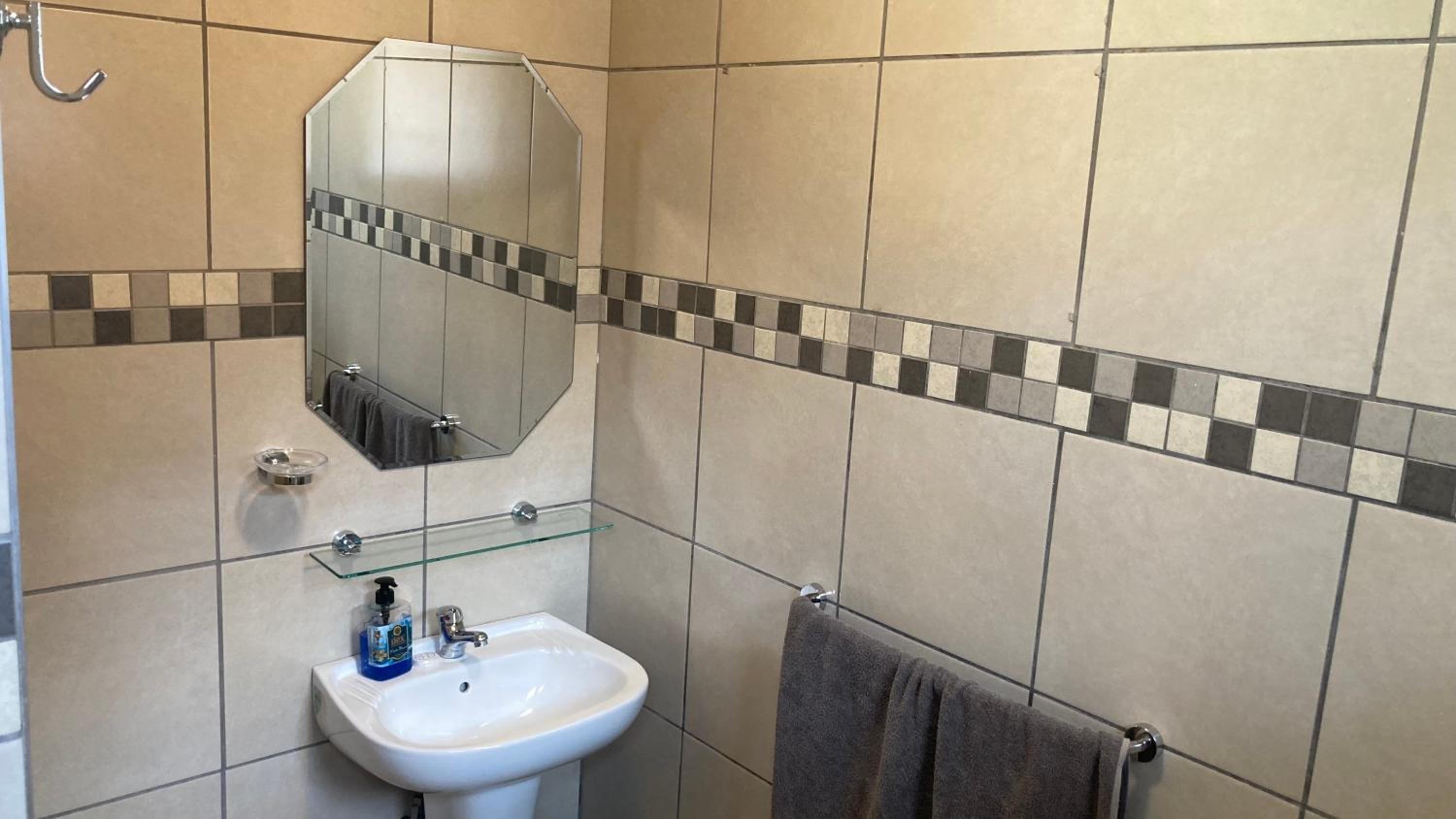 Budget Double Room - Photo 10
