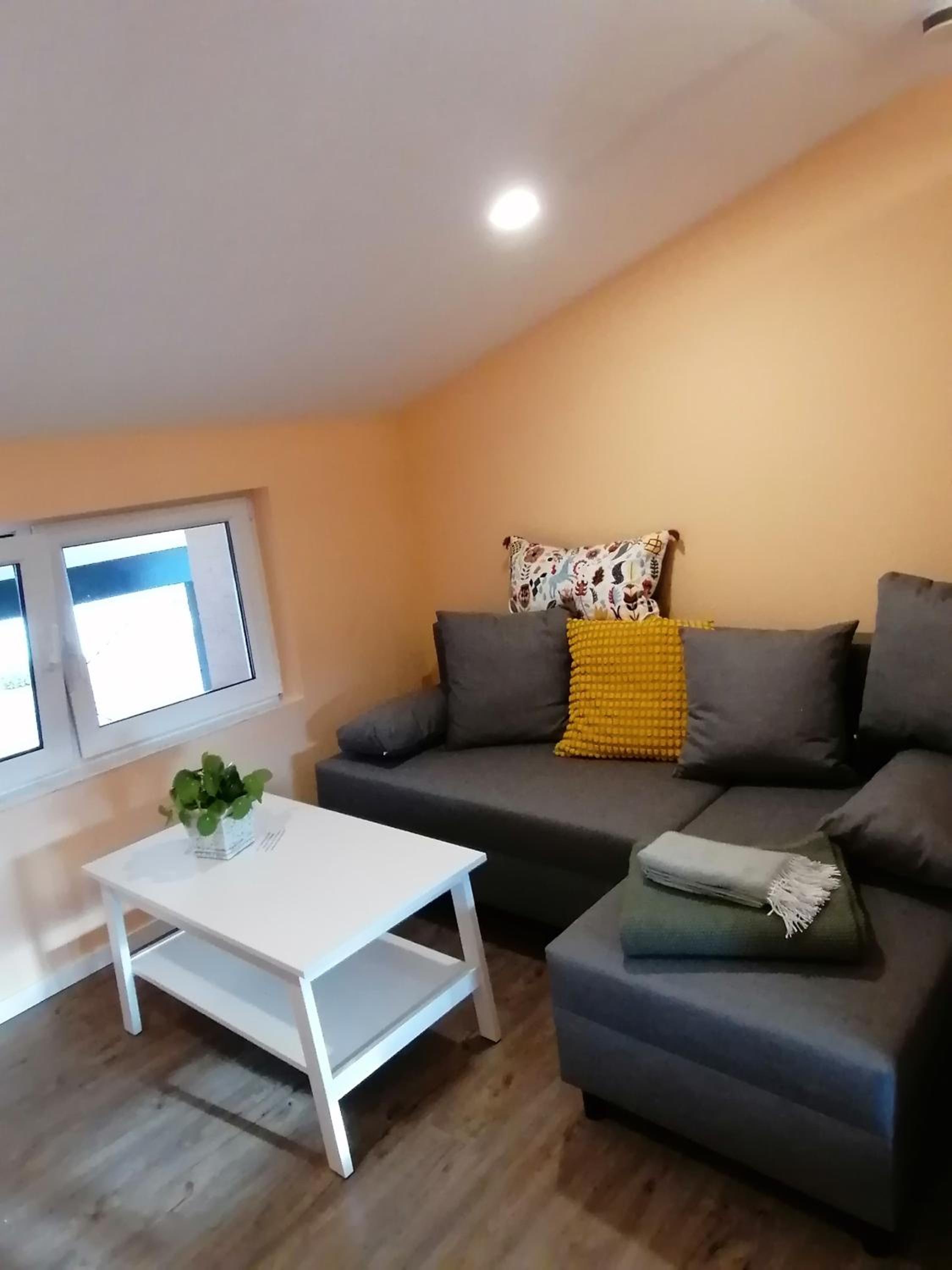 Apartment with Mountain View - Photo 9