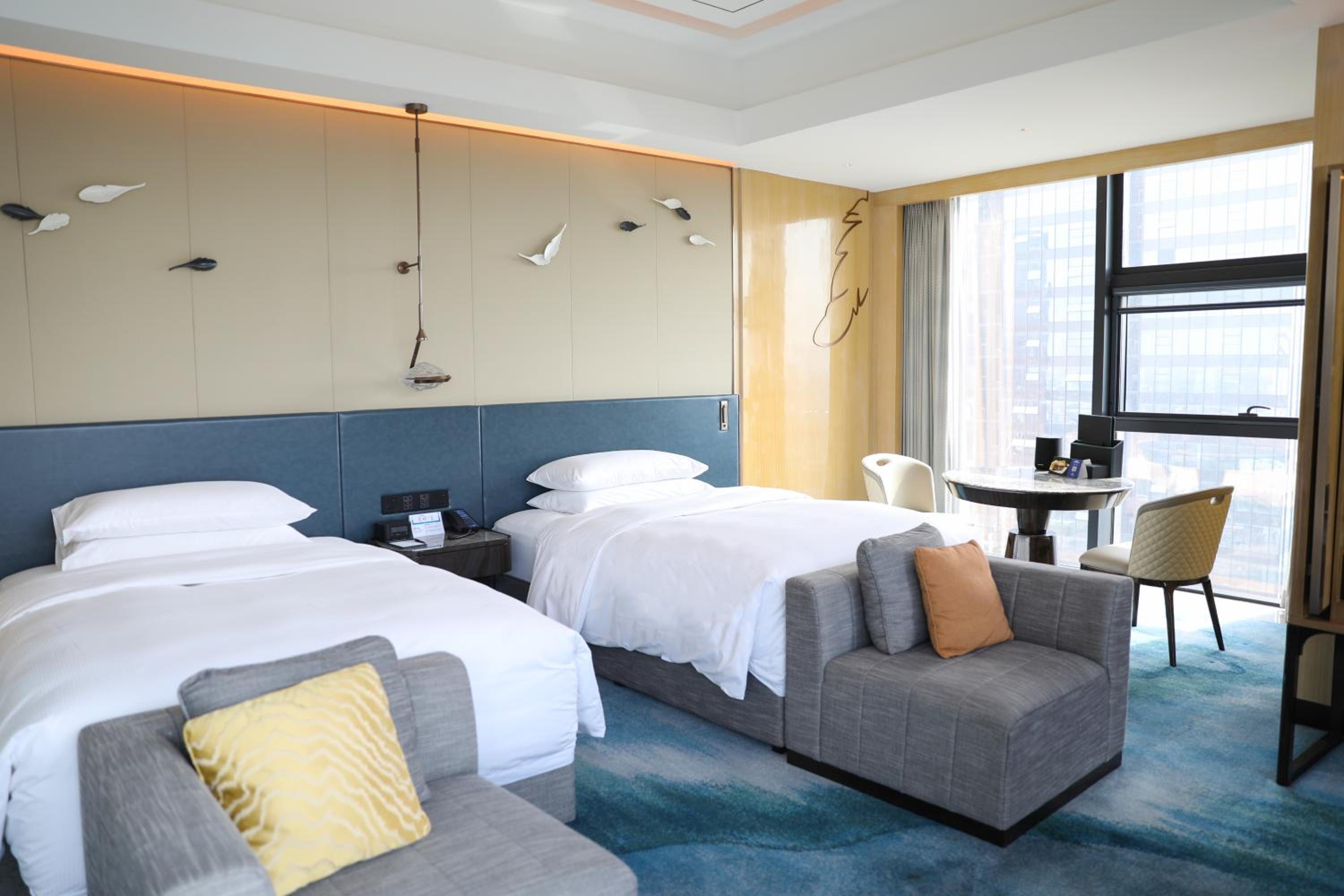 Executive Corner Twin Room with Lounge Access - Photo 2