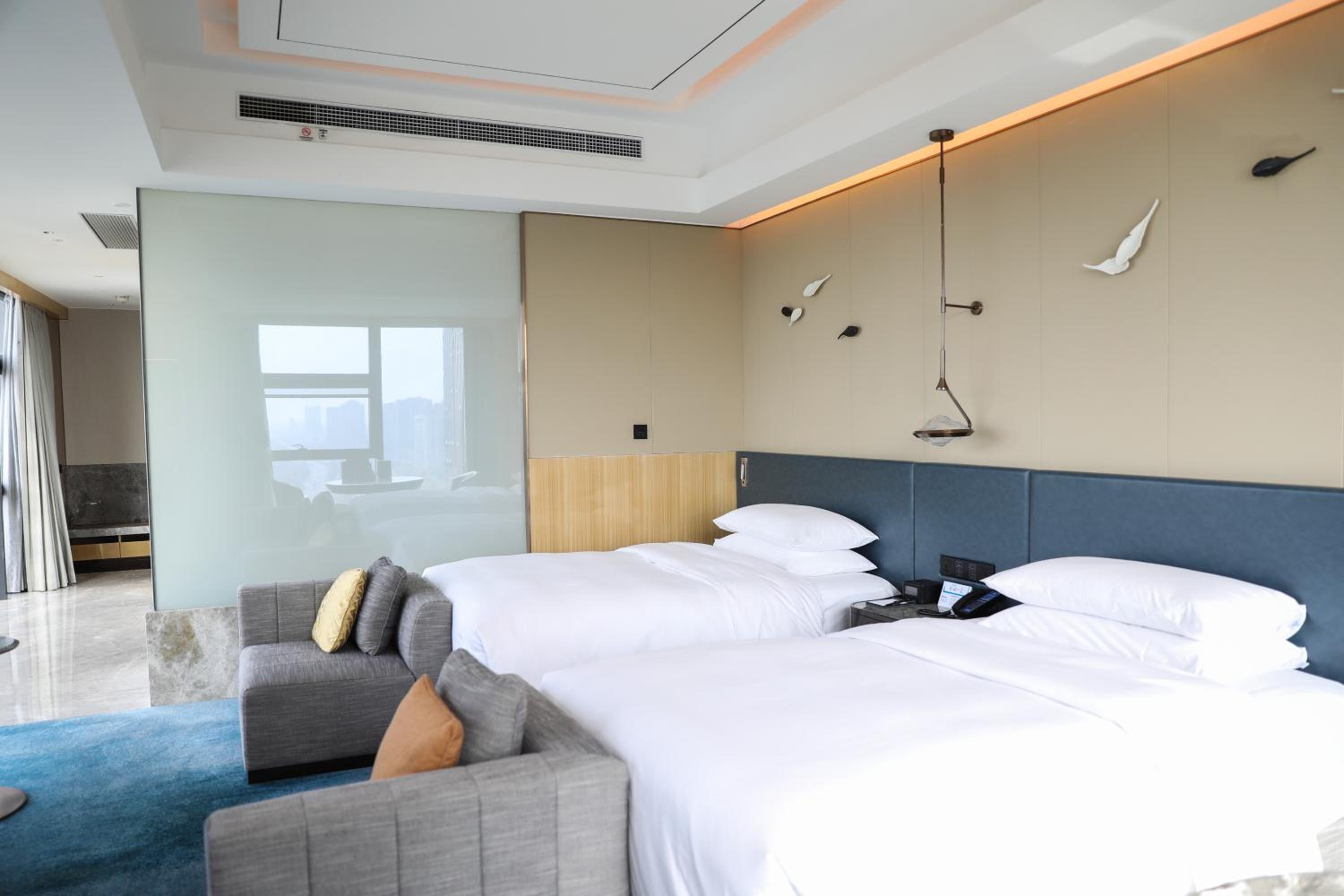 Executive Corner Twin Room with Lounge Access - Photo 4