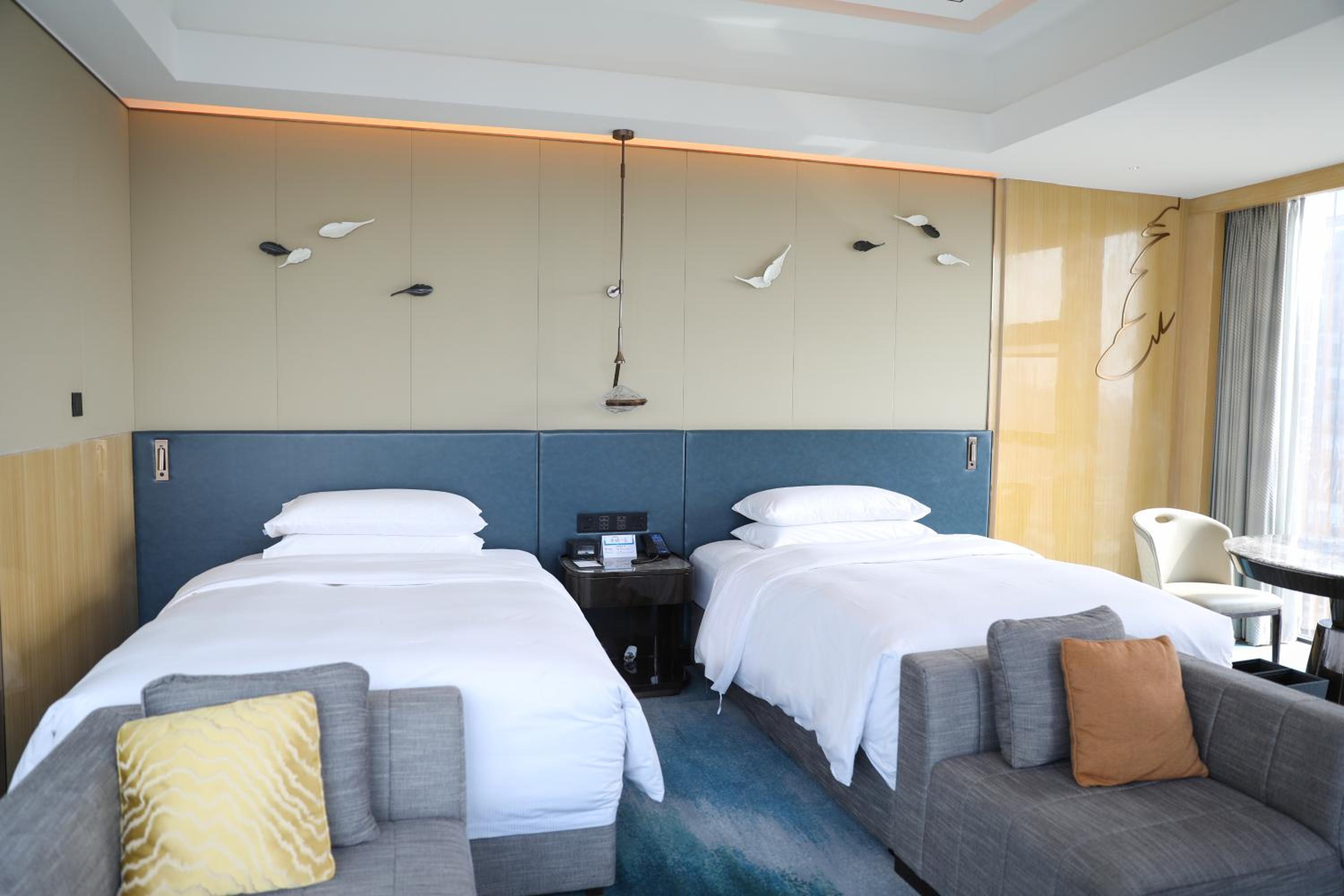 Executive Corner Twin Room with Lounge Access - Photo 3