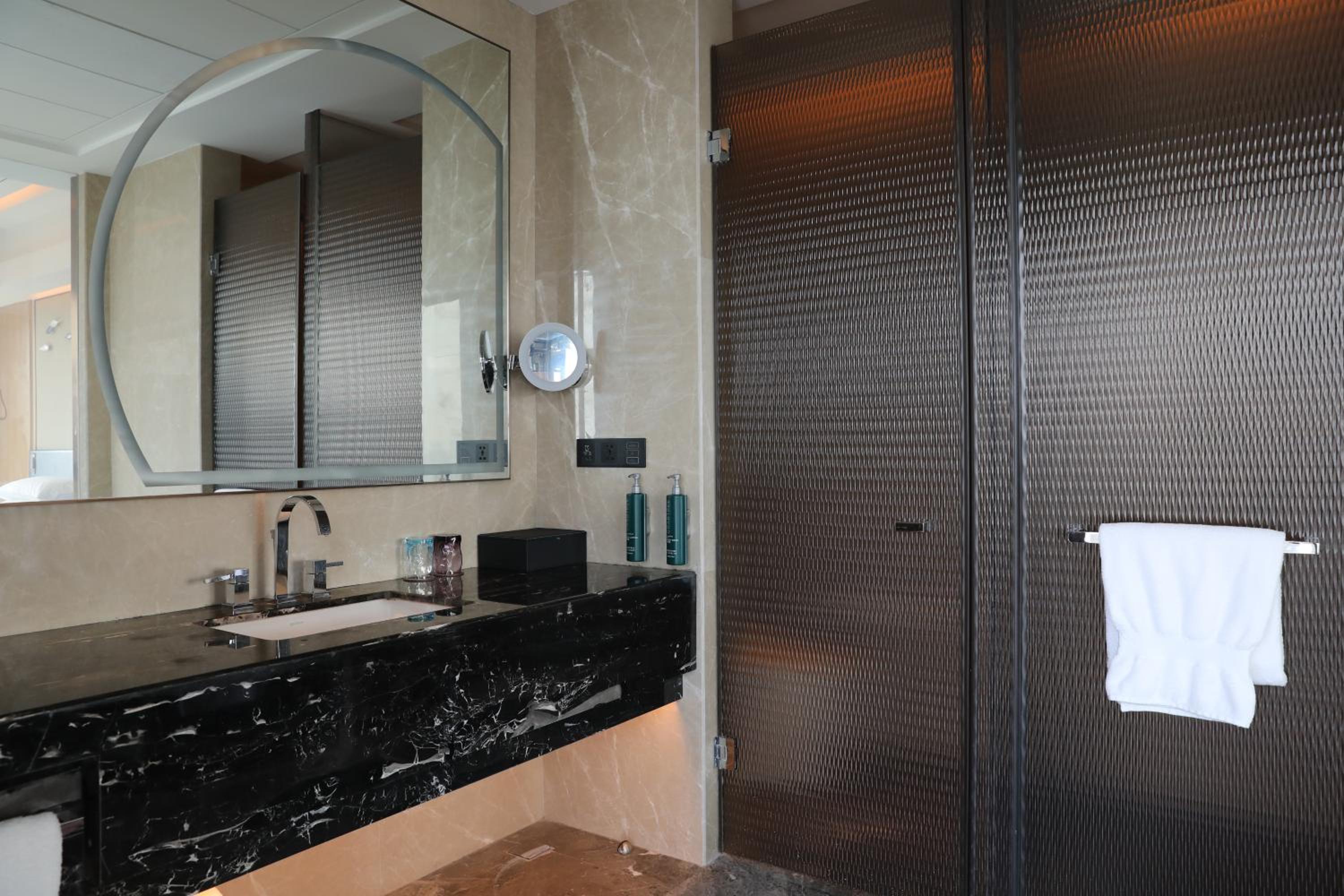 Executive Corner Twin Room with Lounge Access - Photo 5