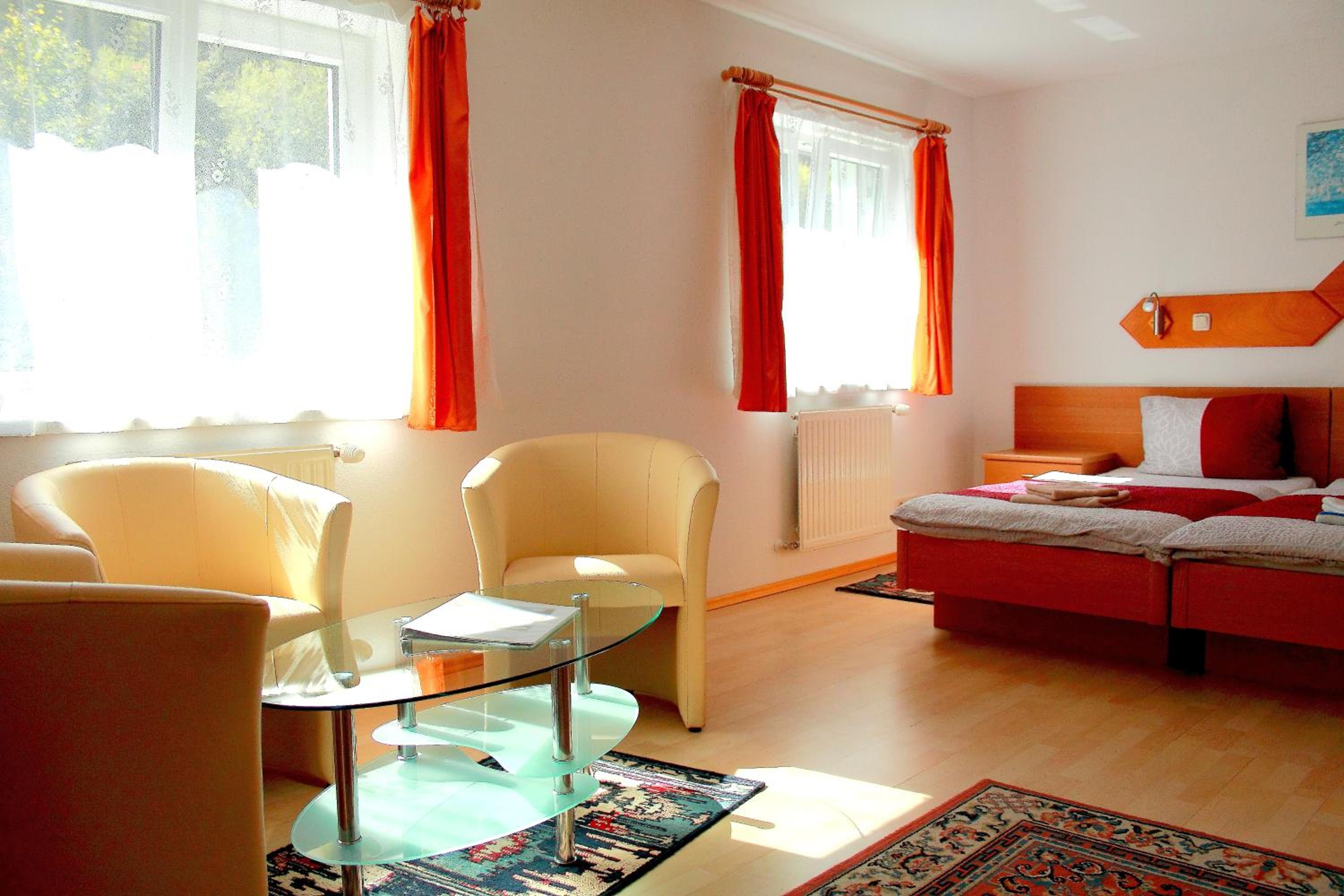 Double Room with Private External Shower and Toilet - Photo 3