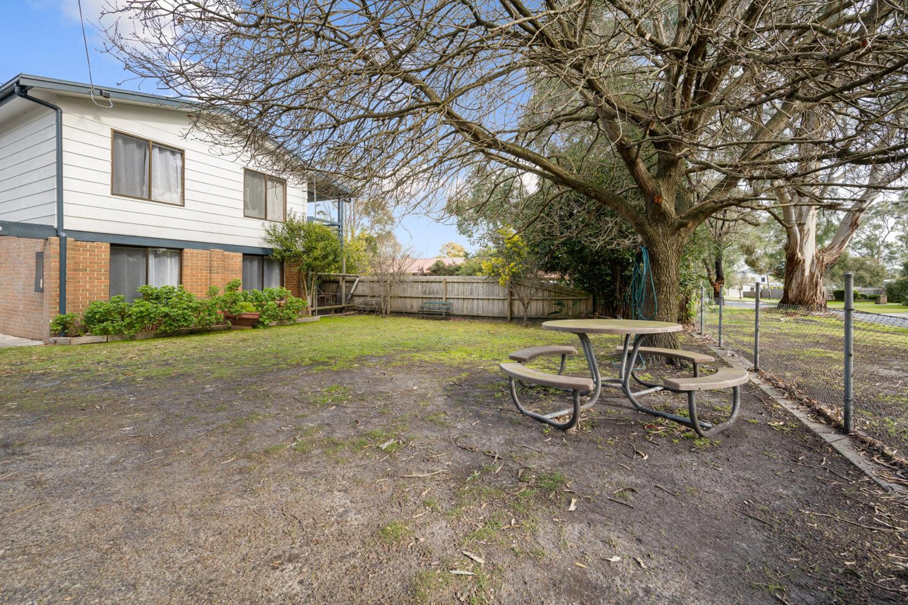 Three-Bedroom House photo 3