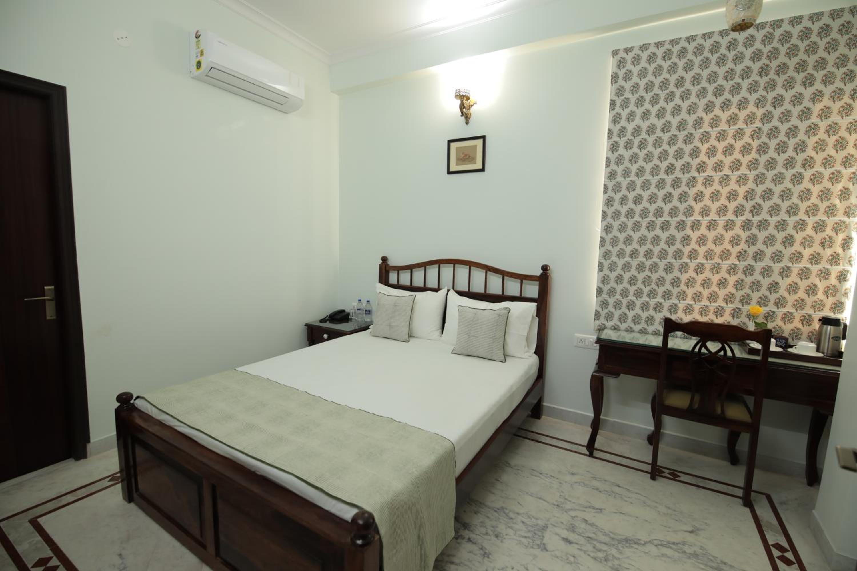 Standard Double or Twin Room - Photo 7