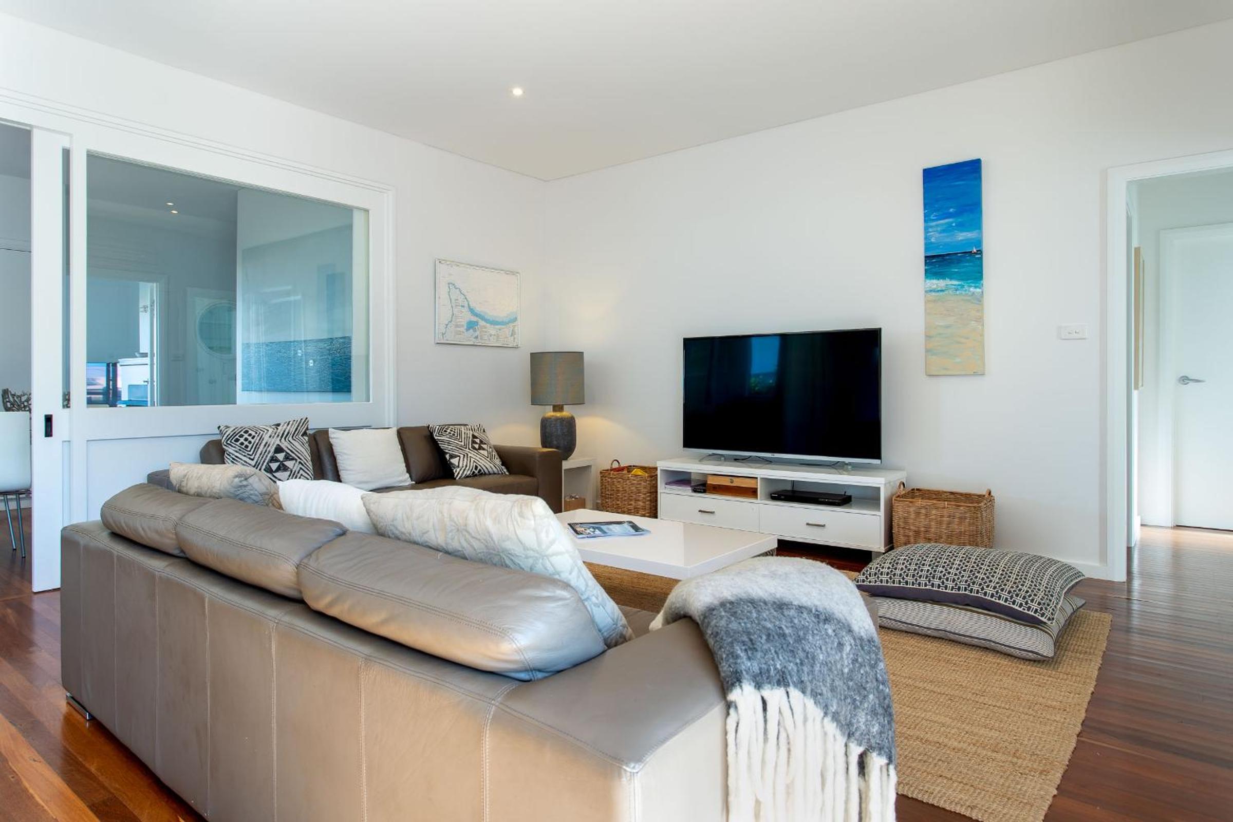 Five-Bedroom House photo 1