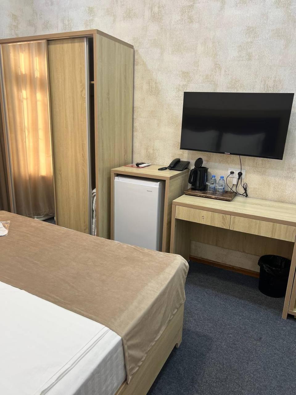 Standard King Room - Photo 7