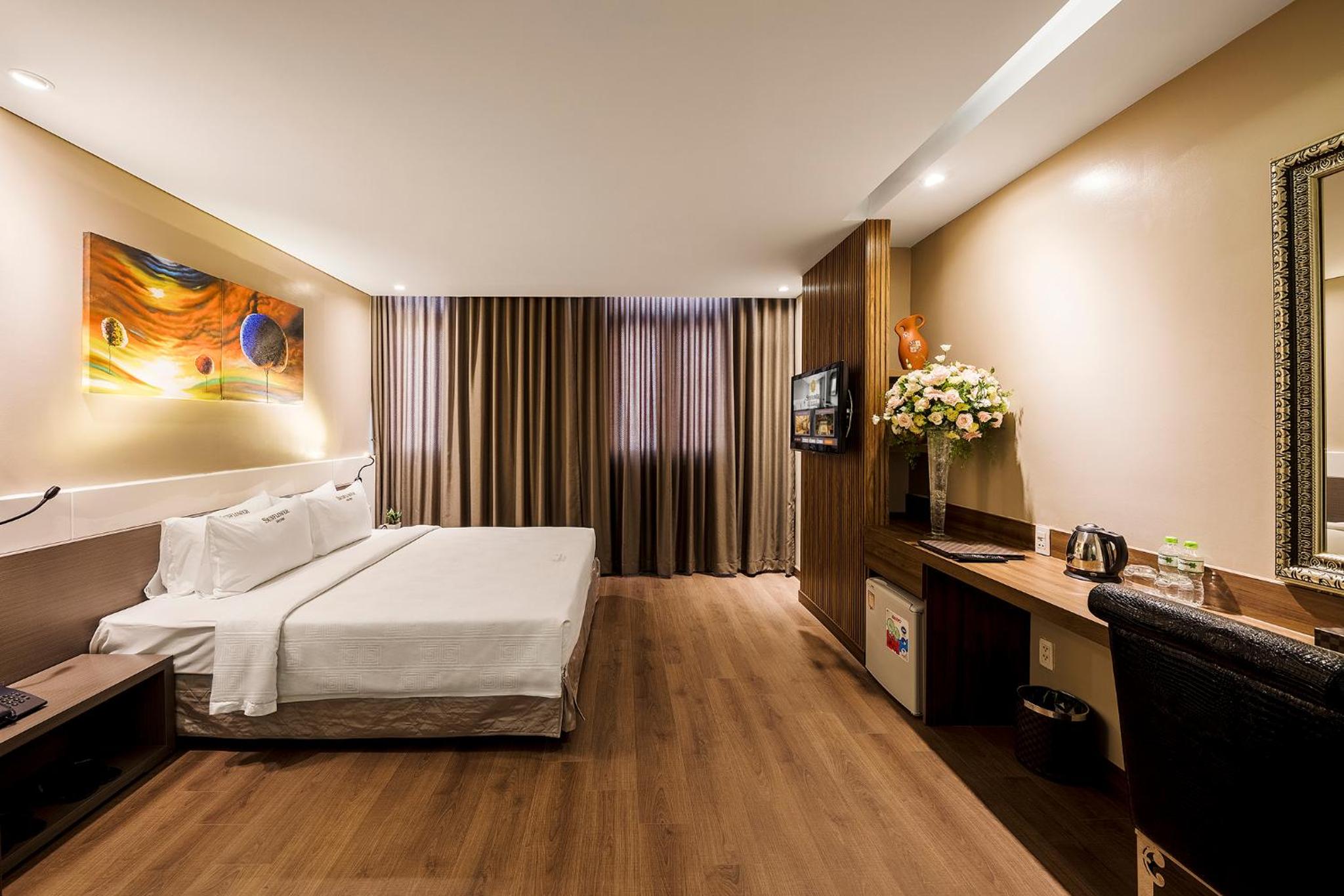 Queen Room photo 2