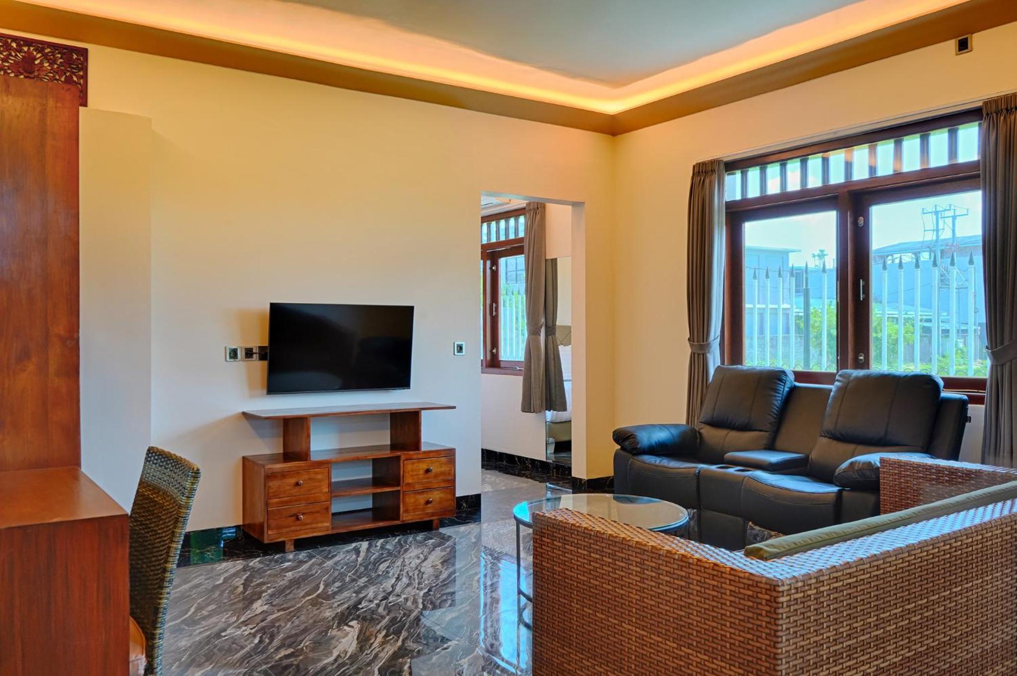 Executive Suite - Photo 1