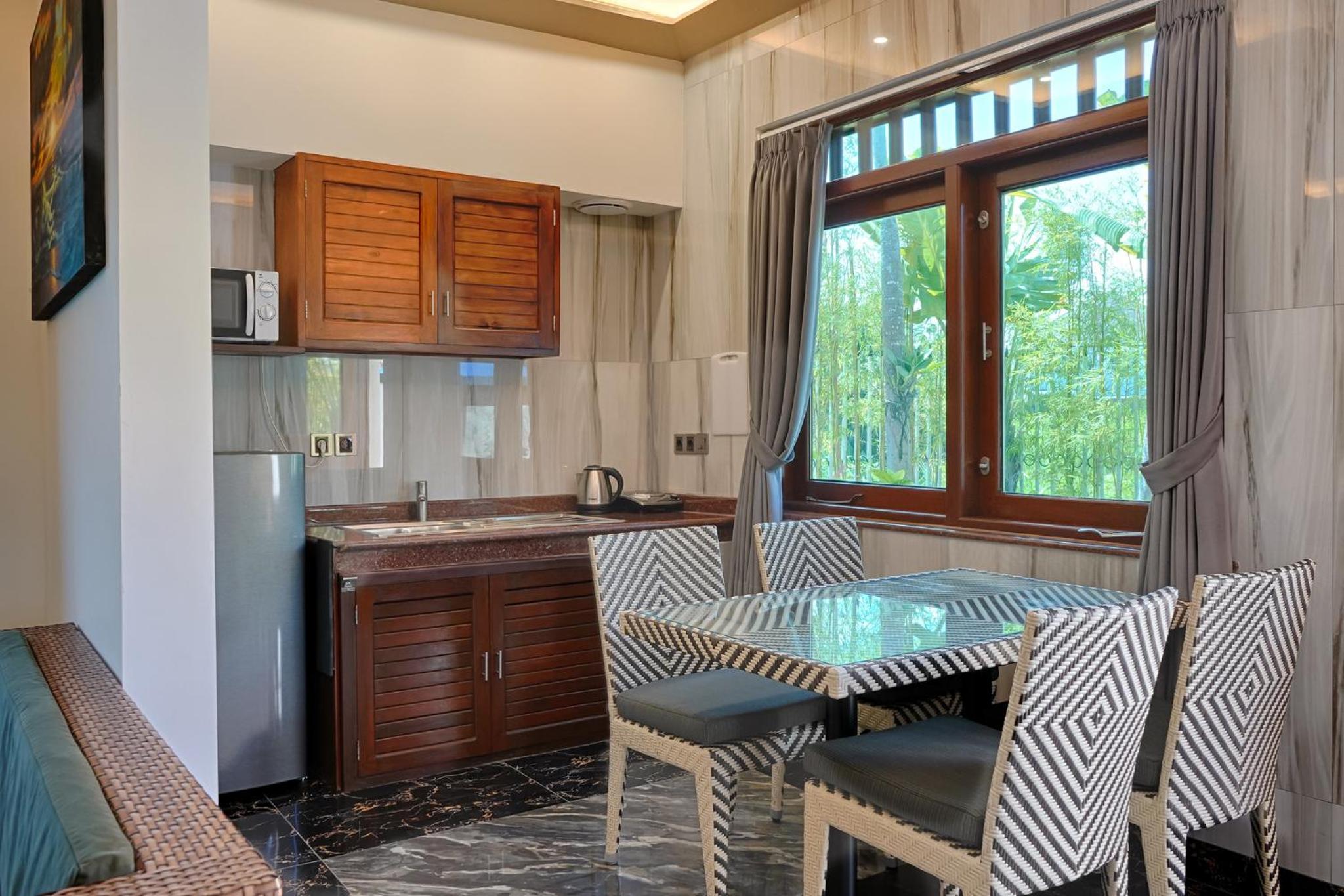 Executive Suite - Photo 7
