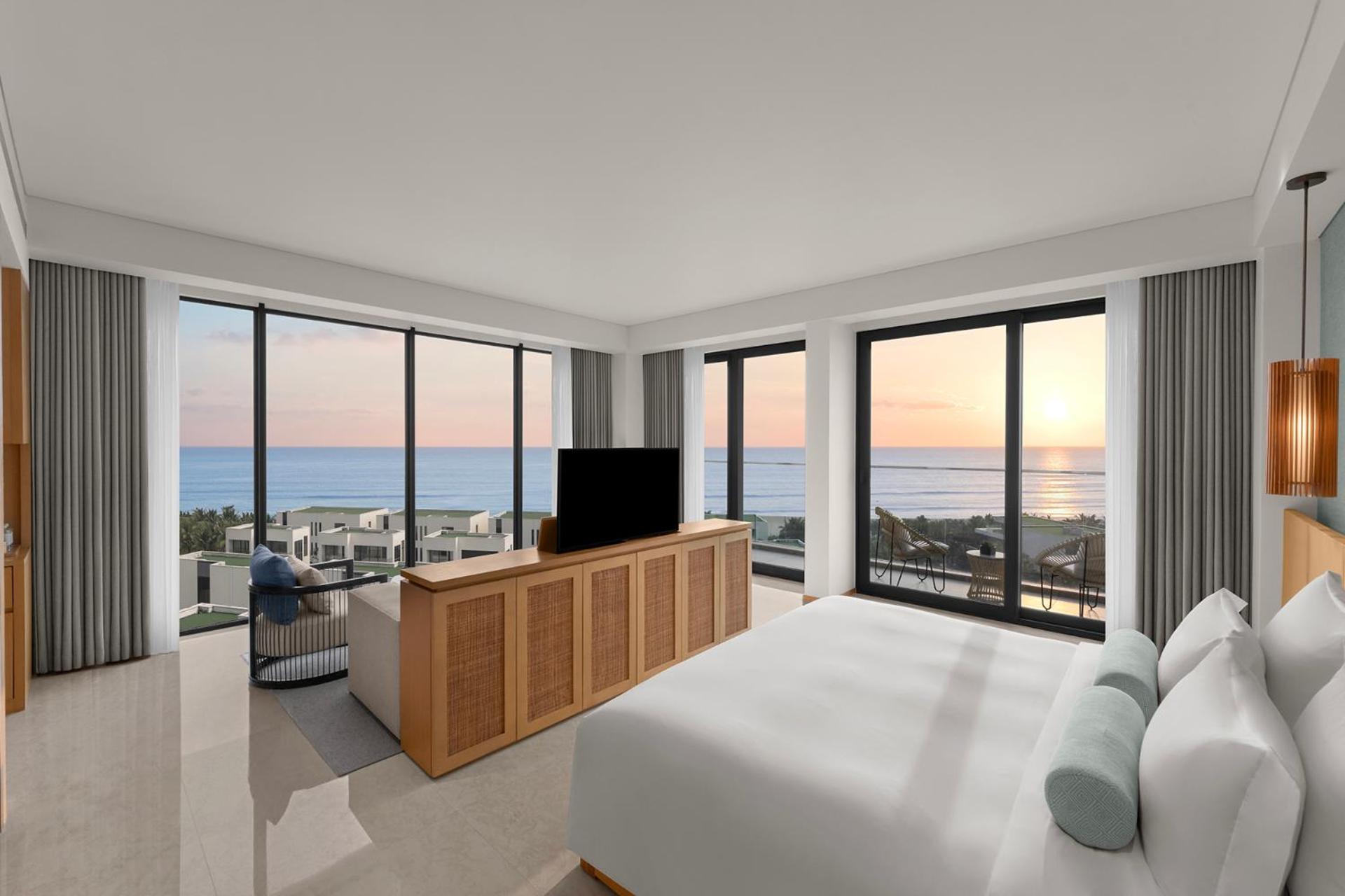 Corner Suite Double Ocean View with Monogram Lounge Access - Mini-bar included once per stay, Daily Guest Activities - Photo 1