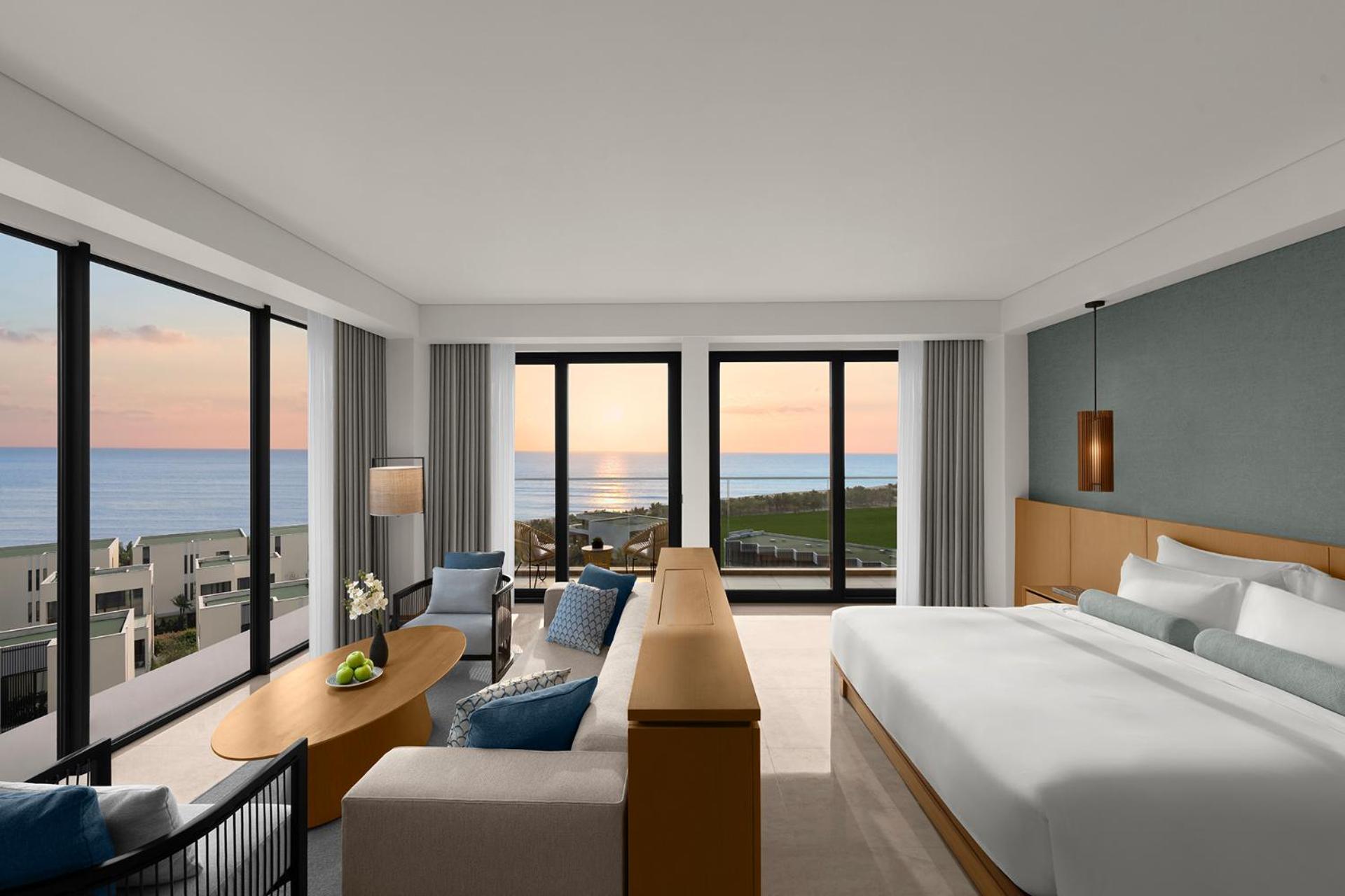 Corner Suite Double Ocean View with Monogram Lounge Access - Mini-bar included once per stay, Daily Guest Activities - Photo 8