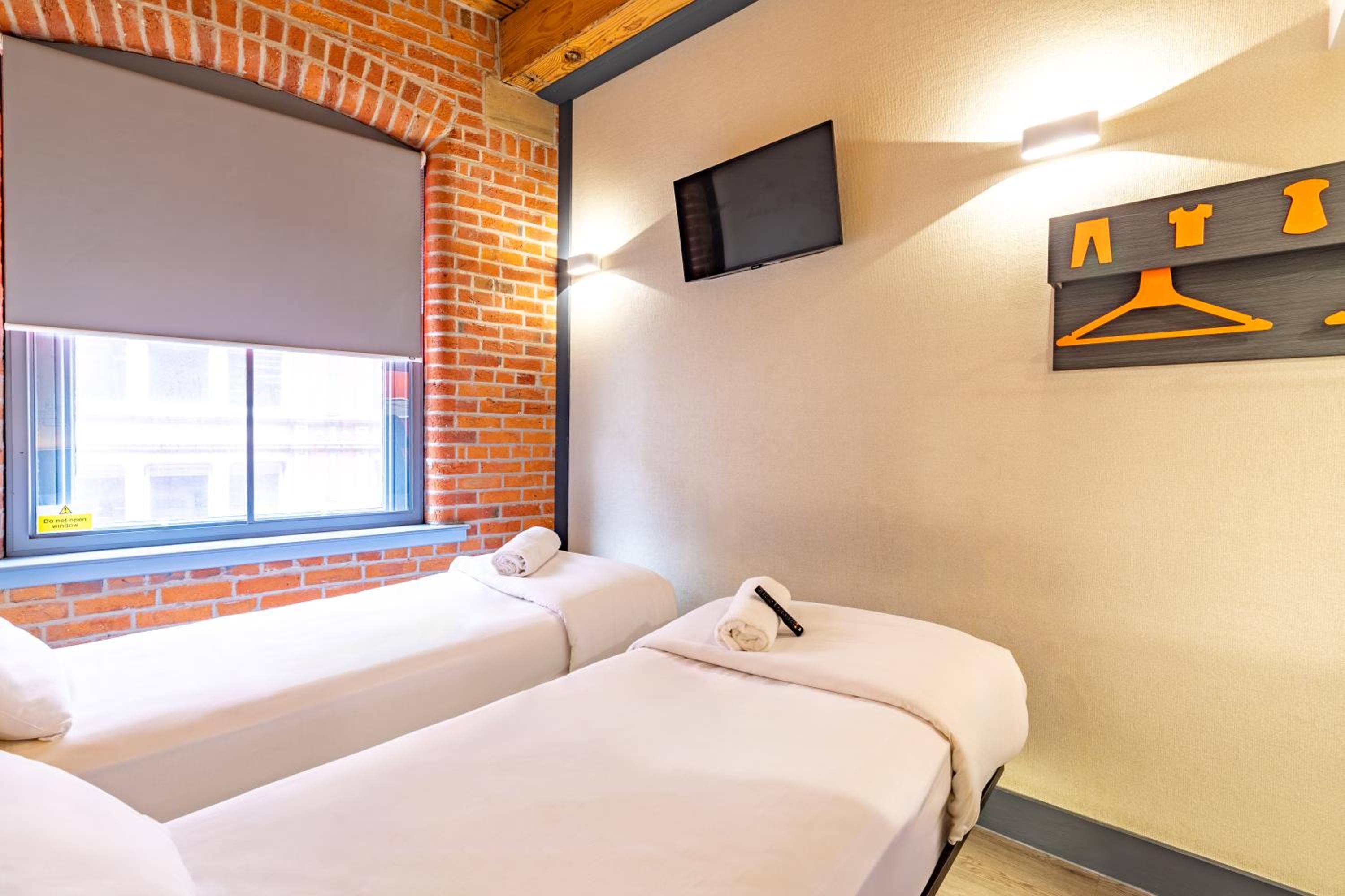 Twin Room with Window - Photo 1