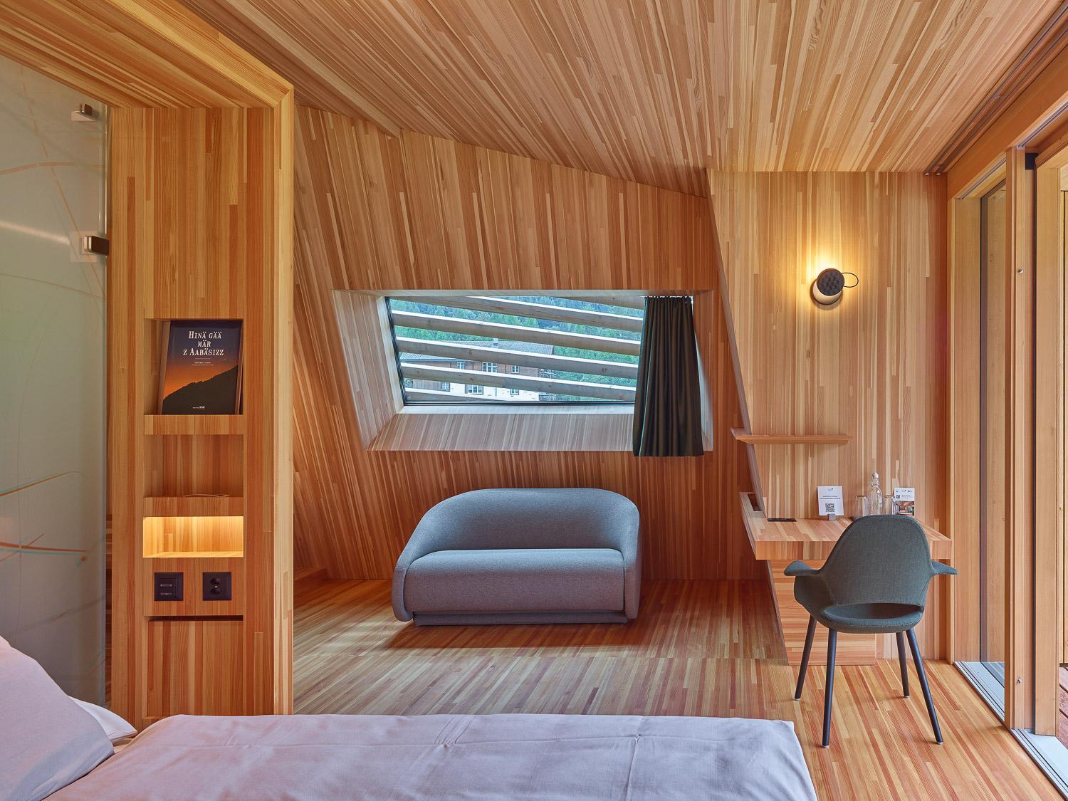Deluxe Double Room (2 Adults + 1 Child) - Photo 2