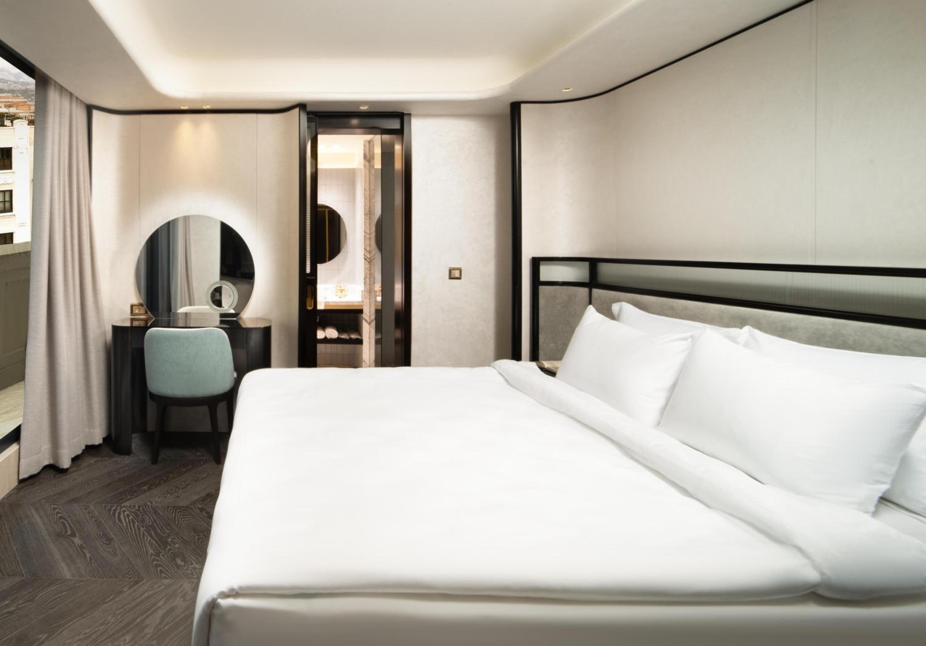King Suite with Balcony photo 3