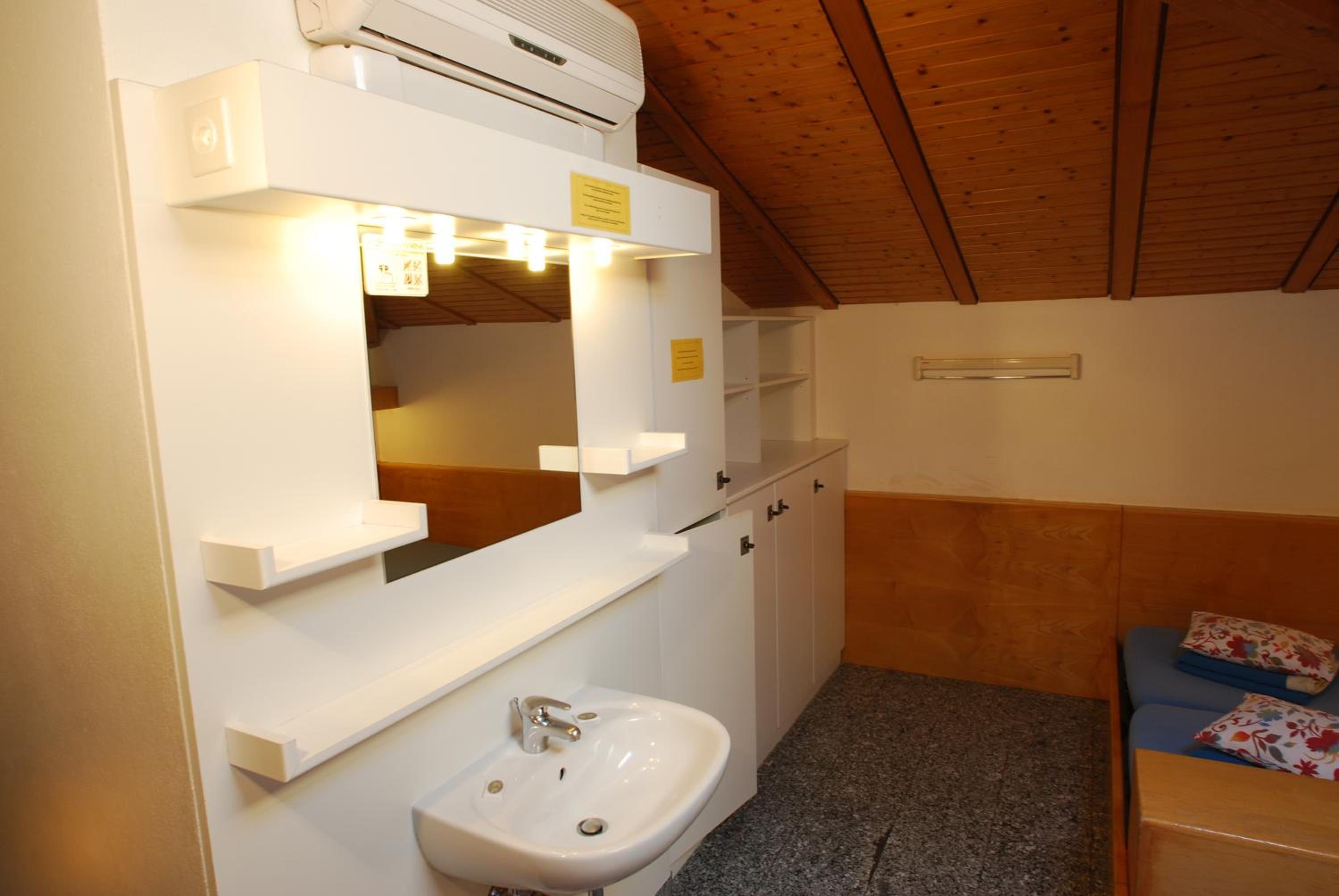 Private Dormitory Room with Shared Bathroom (5 Adults) photo 3